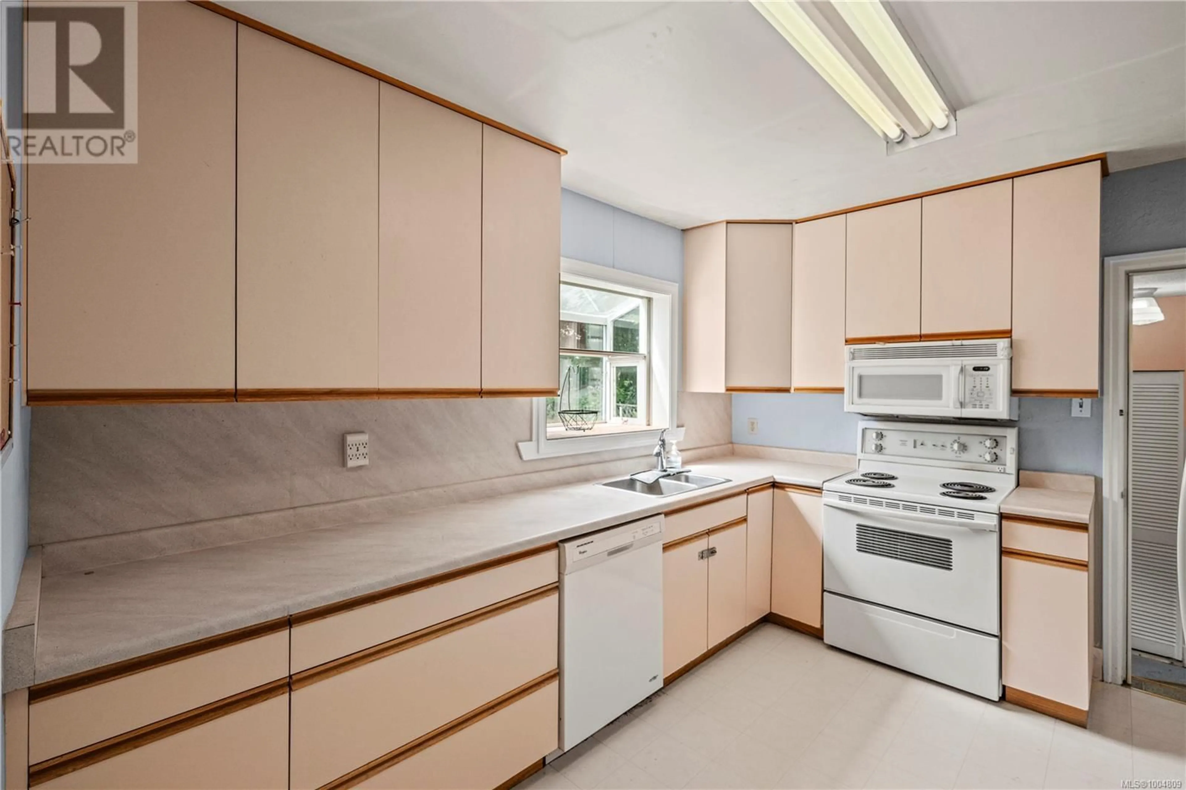 Standard kitchen, unknown for 3170 FRECHETTE STREET, Saanich British Columbia V8P4N5