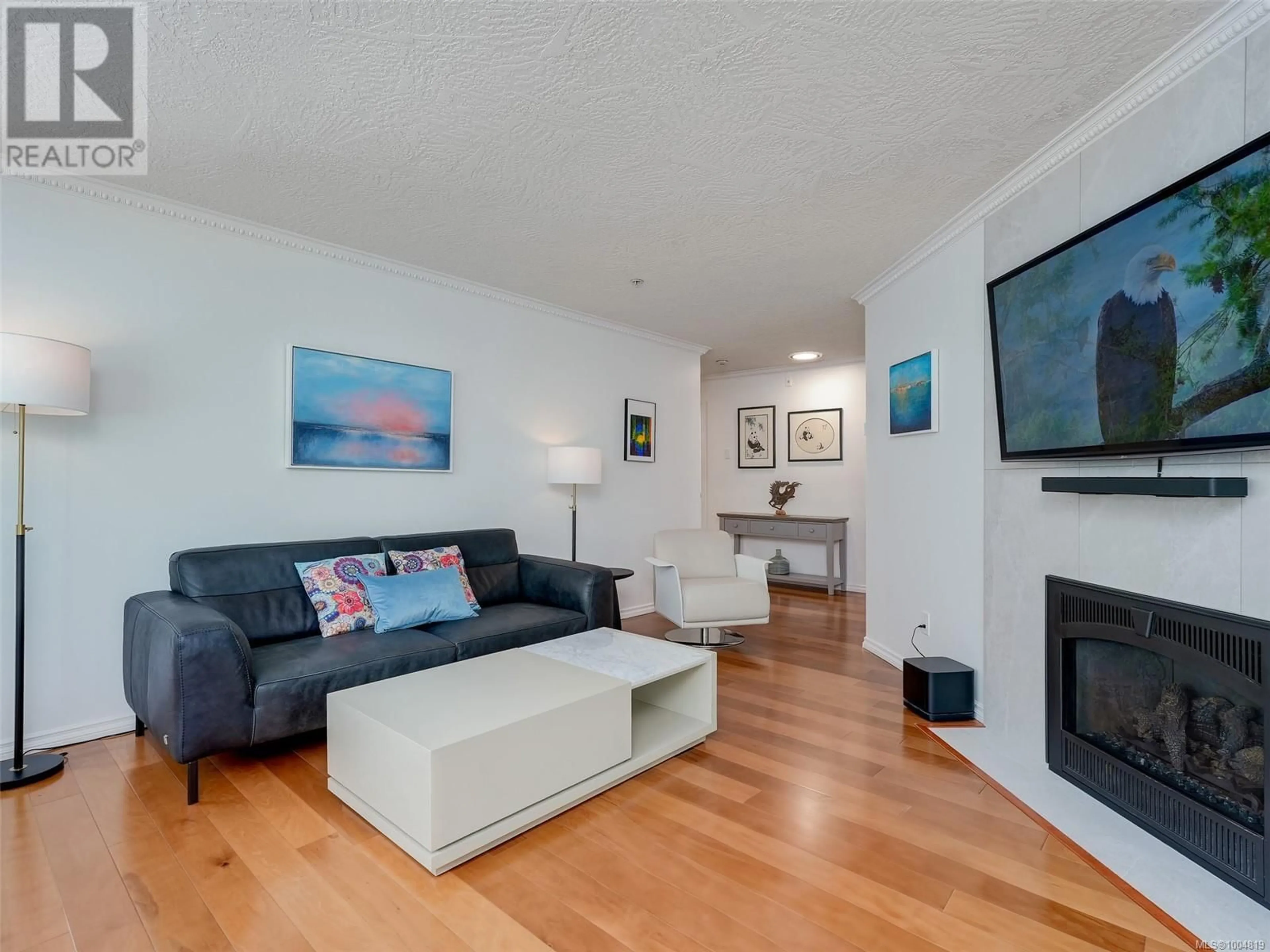 Living room with furniture, wood/laminate floor for 204 - 9975 FIFTH STREET, Sidney British Columbia V8L2X6