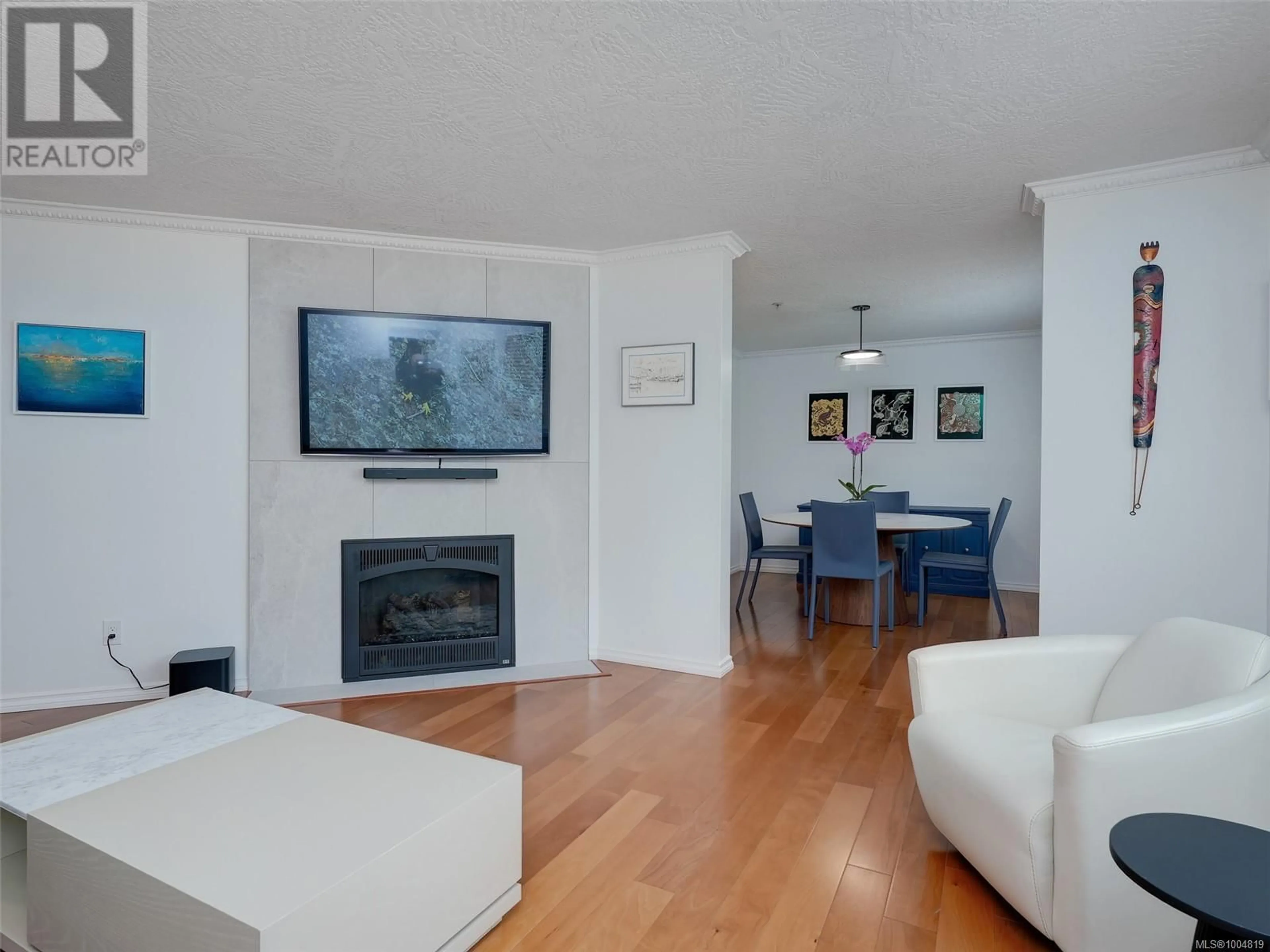 Living room with furniture, wood/laminate floor for 204 - 9975 FIFTH STREET, Sidney British Columbia V8L2X6