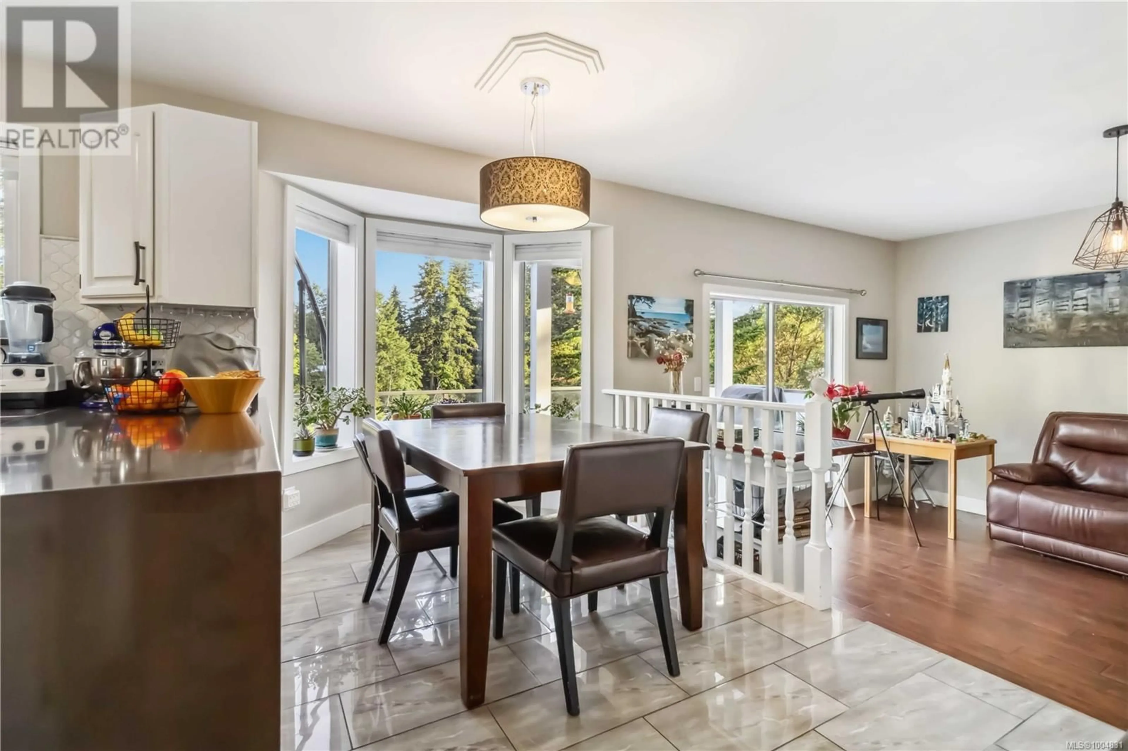 Dining room, ceramic/tile floor for 305 SIX MILE ROAD, View Royal British Columbia V9B5G6