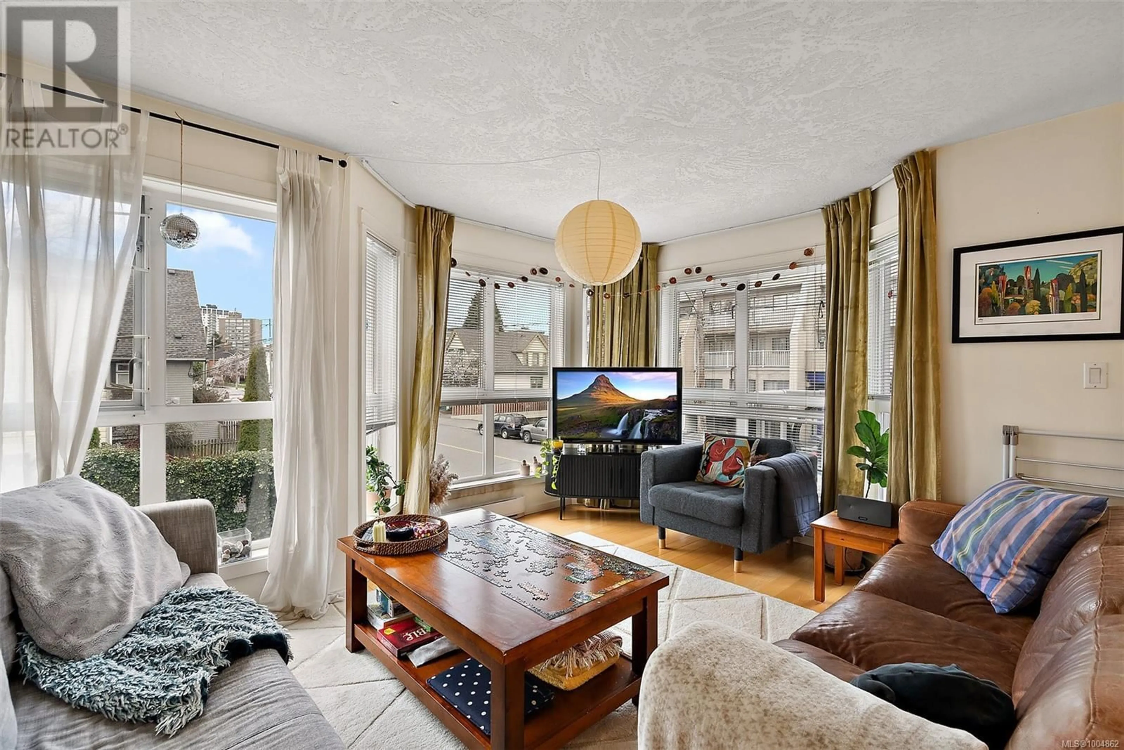 Living room with furniture, unknown for 202 - 1053 BALMORAL ROAD, Victoria British Columbia V8T1A7