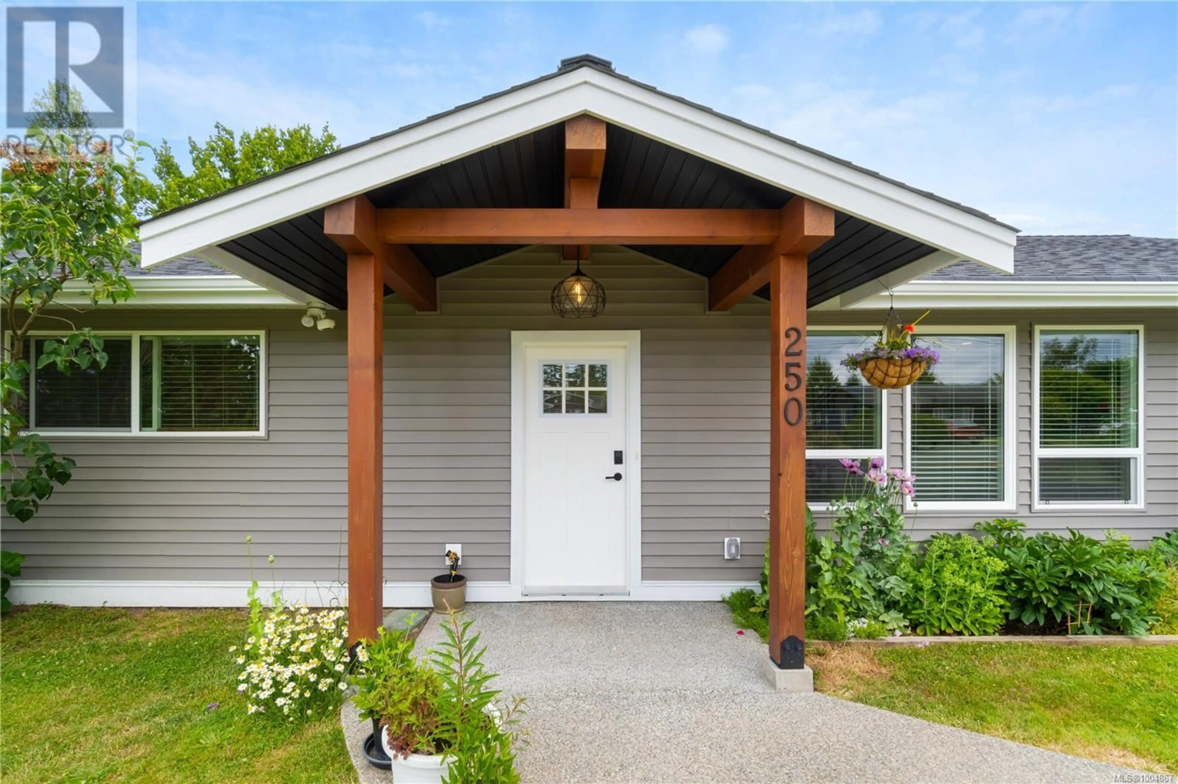 Home with vinyl exterior material, street for 250 CEDAR STREET, Parksville British Columbia V9P1J1