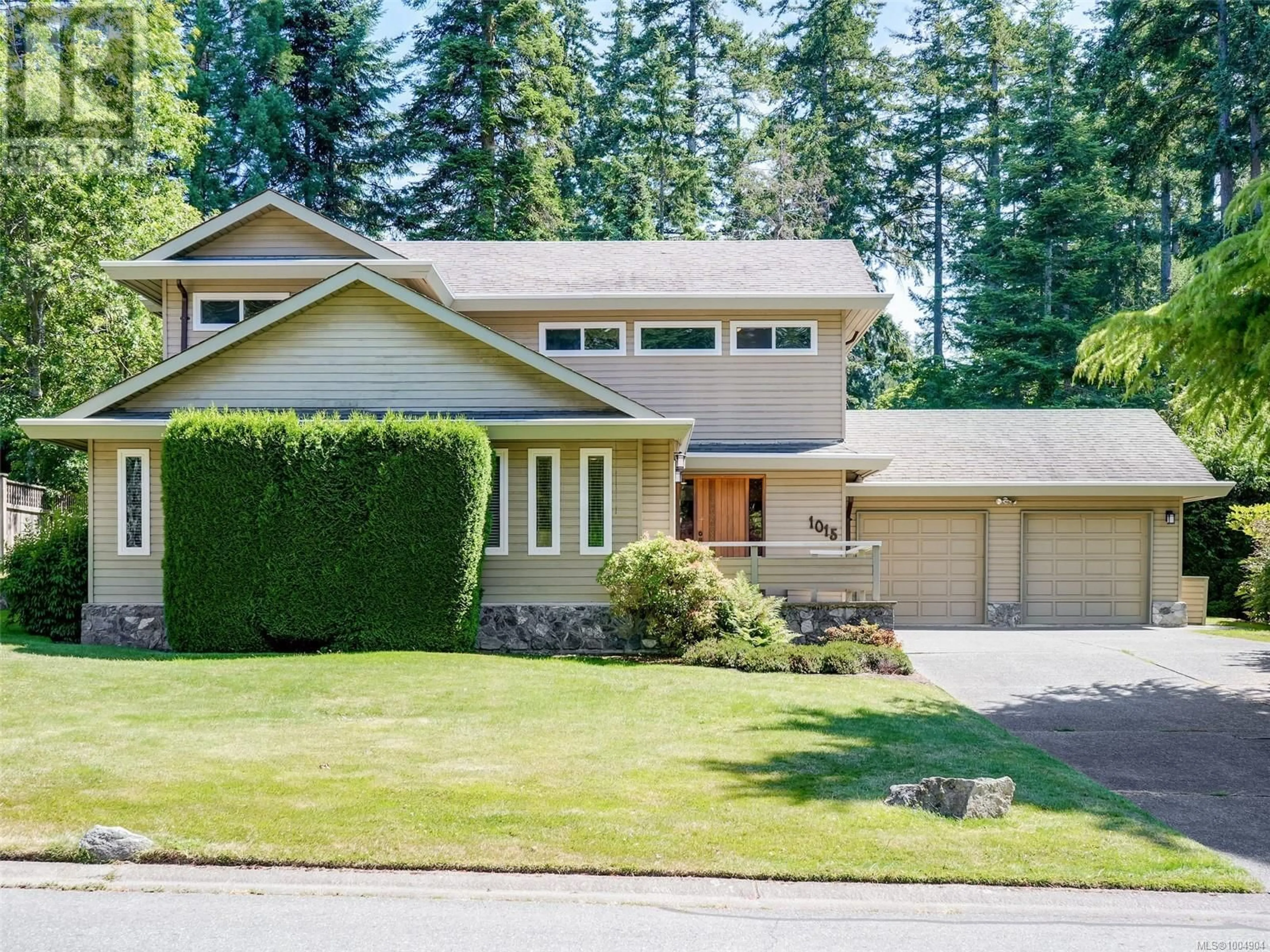 Home with vinyl exterior material, street for 1015 THISTLEWOOD DRIVE, Saanich British Columbia V8X4T6