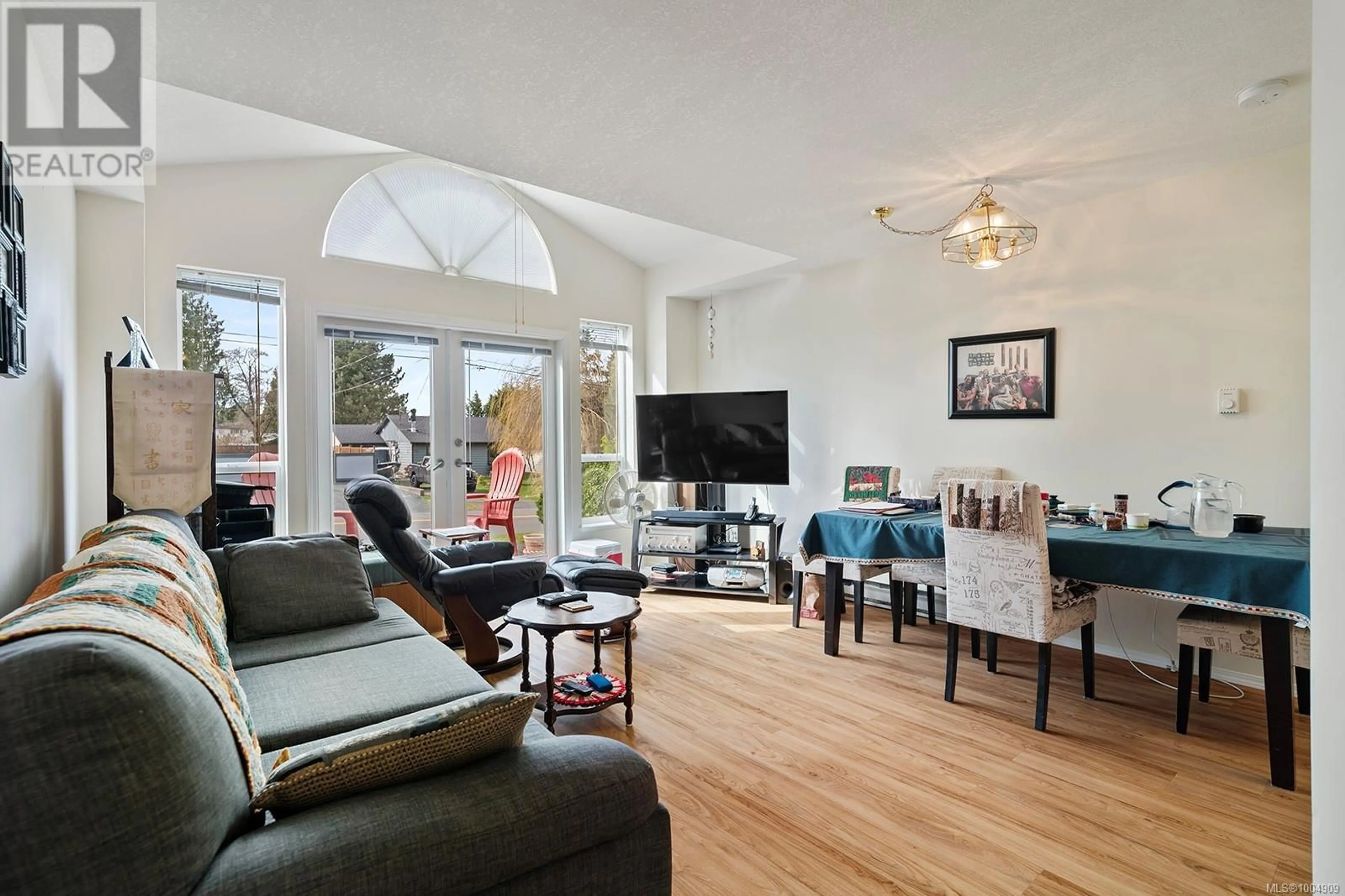Living room with furniture, unknown for 407 - 264 MCVICKERS STREET, Parksville British Columbia V9P2N5