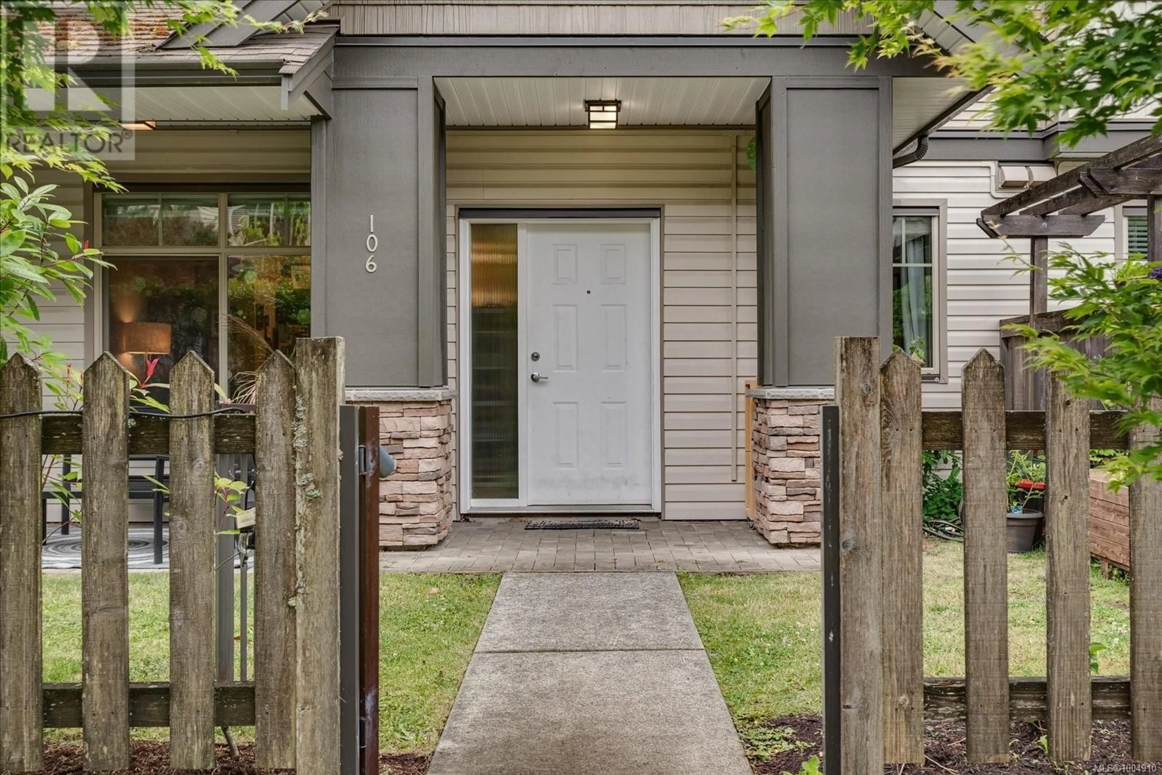 Indoor entryway for 106 - 2117 MEREDITH ROAD, Nanaimo British Columbia V9S2N2