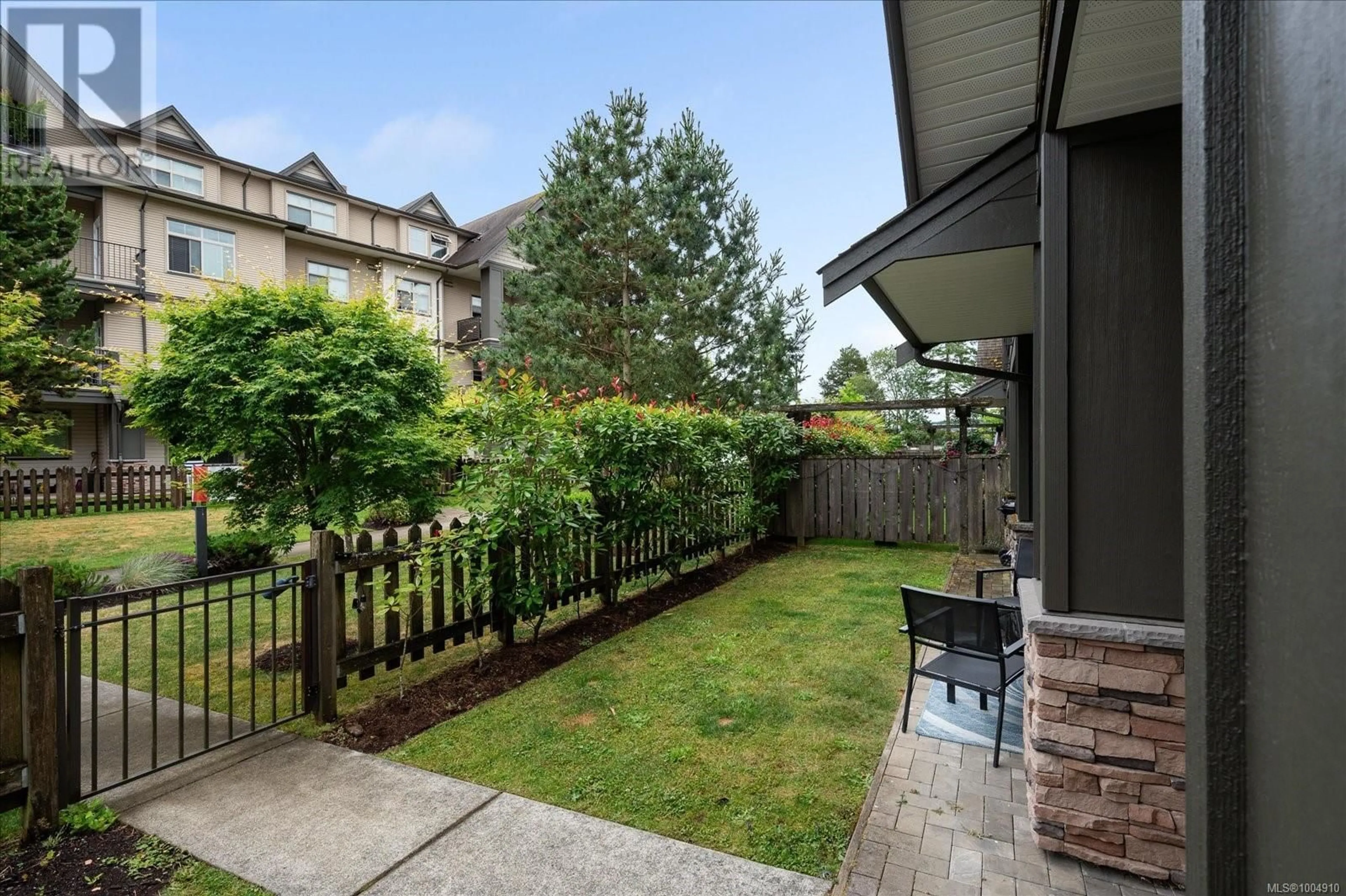 Patio, street for 106 - 2117 MEREDITH ROAD, Nanaimo British Columbia V9S2N2