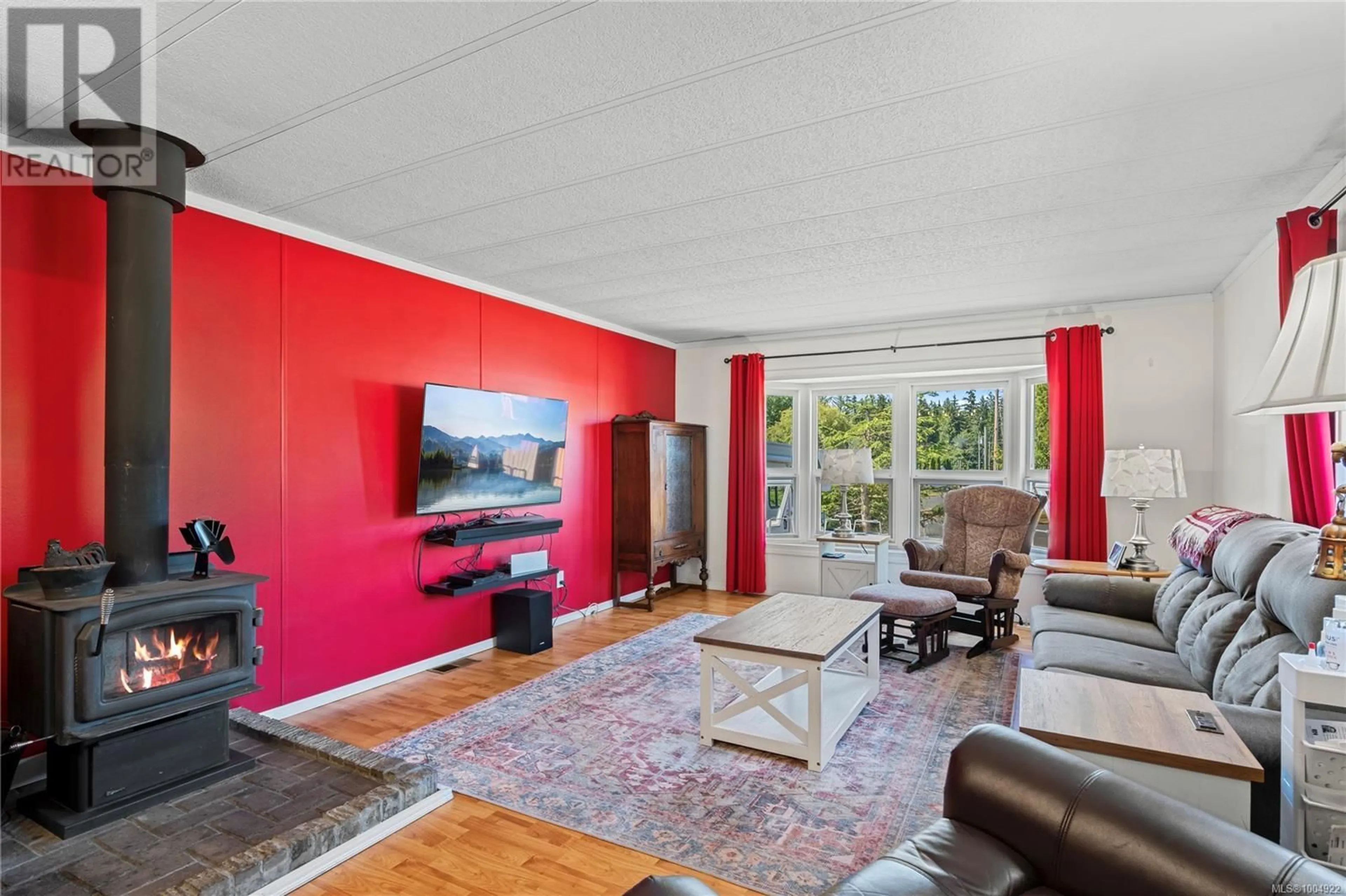 Living room with furniture, wood/laminate floor for 20 - 1700 ALBERNI HIGHWAY, Coombs British Columbia V0R1M0