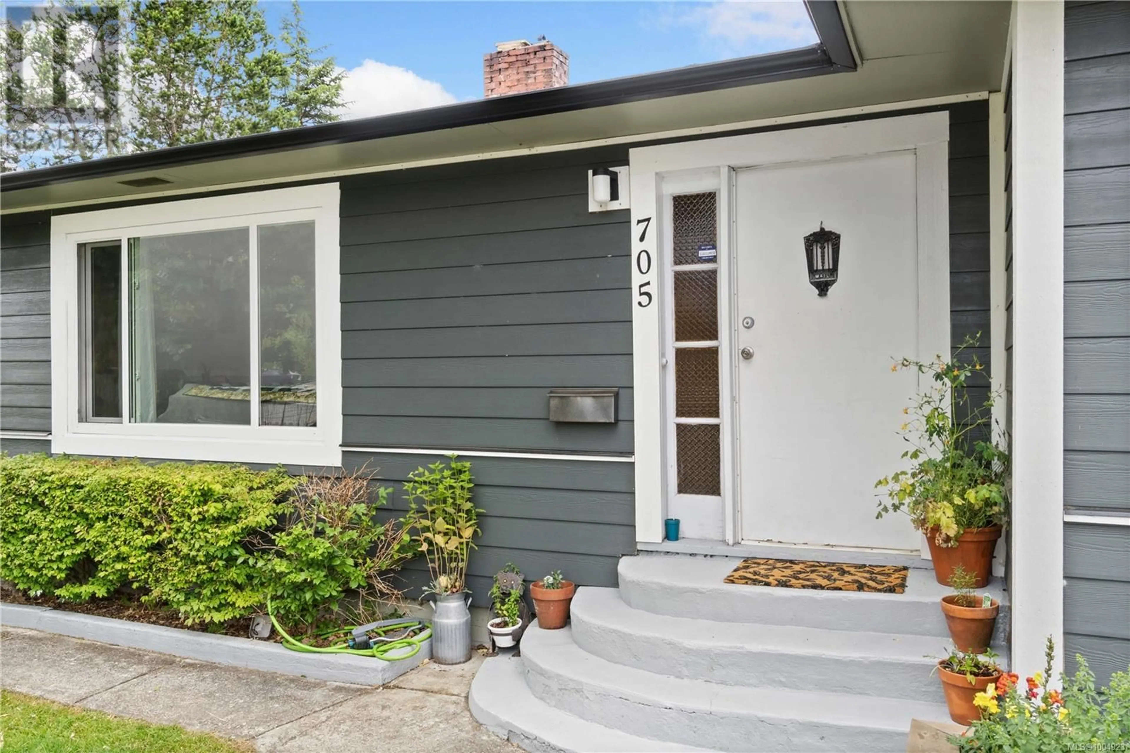 Home with vinyl exterior material, street for 705 STIRLING AVENUE, Nanaimo British Columbia V9R4C9