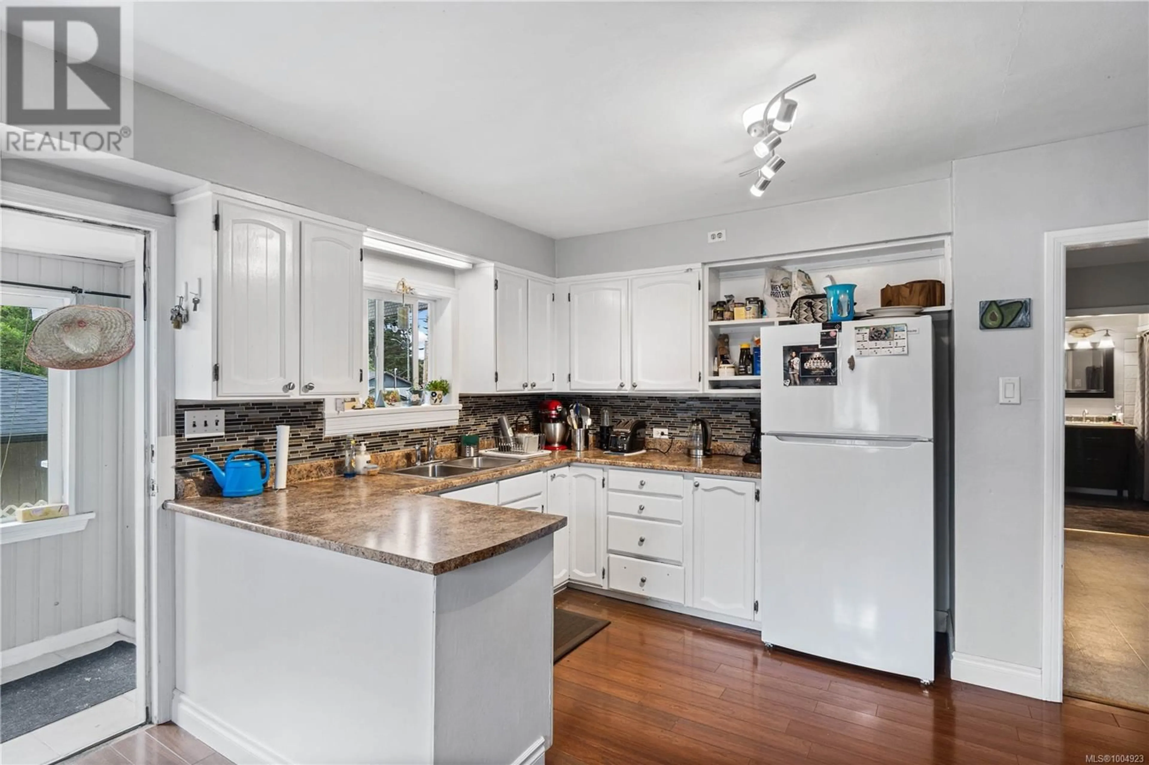 Standard kitchen, unknown for 705 STIRLING AVENUE, Nanaimo British Columbia V9R4C9