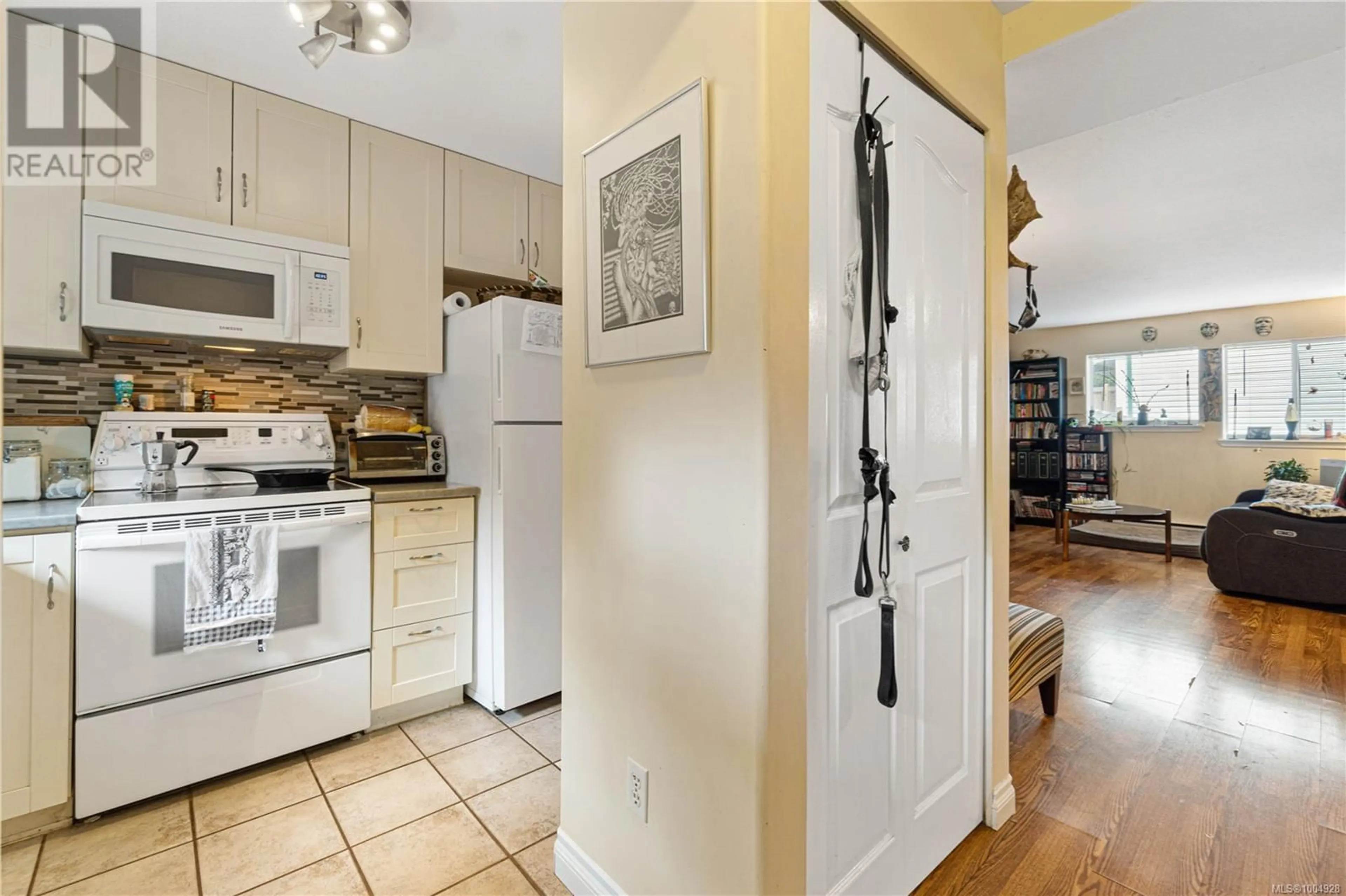 Standard kitchen, ceramic/tile floor for 1 - 68 MILL STREET, Nanaimo British Columbia V9R5A6