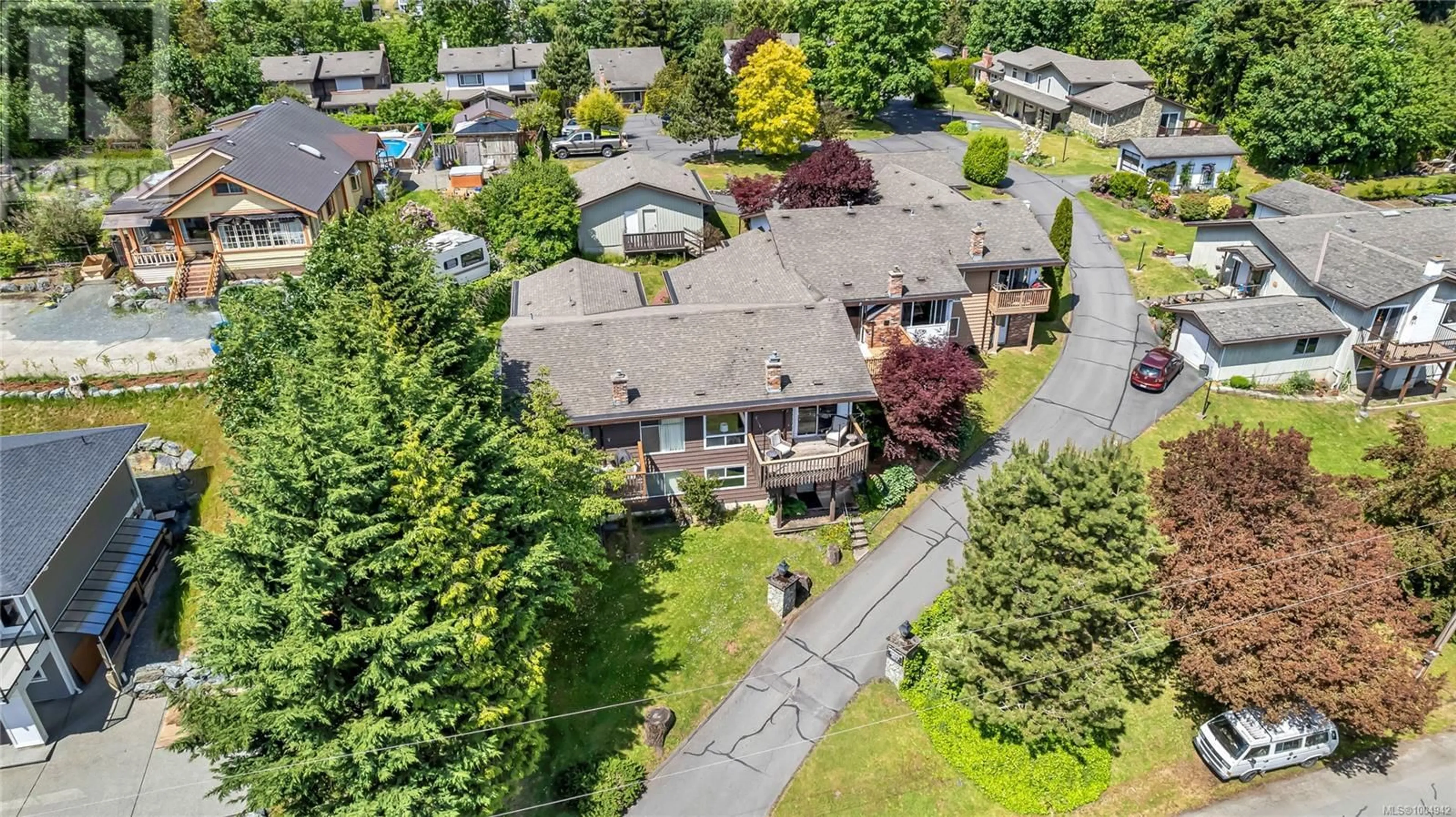 A pic from outside/outdoor area/front of a property/back of a property/a pic from drone, mountain view for 2 - 6172 ALINGTON ROAD, Duncan British Columbia V9L2E9