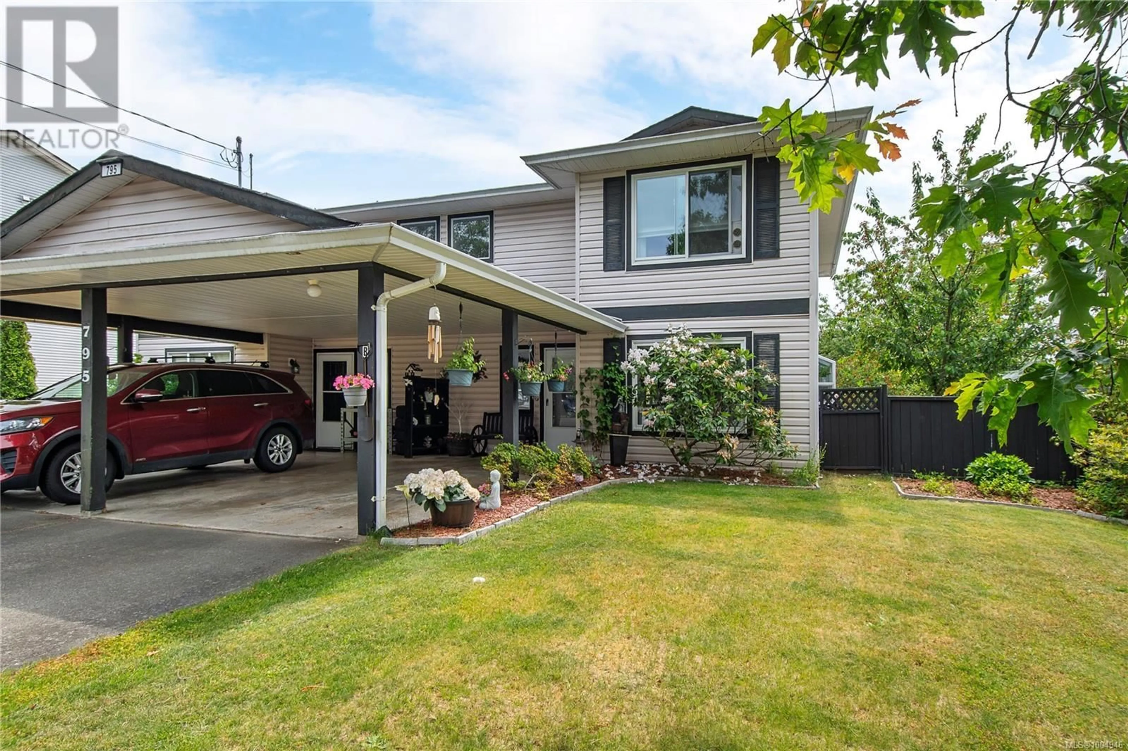 Home with vinyl exterior material, street for B - 795 ROBRON ROAD, Campbell River British Columbia V9W7Z1