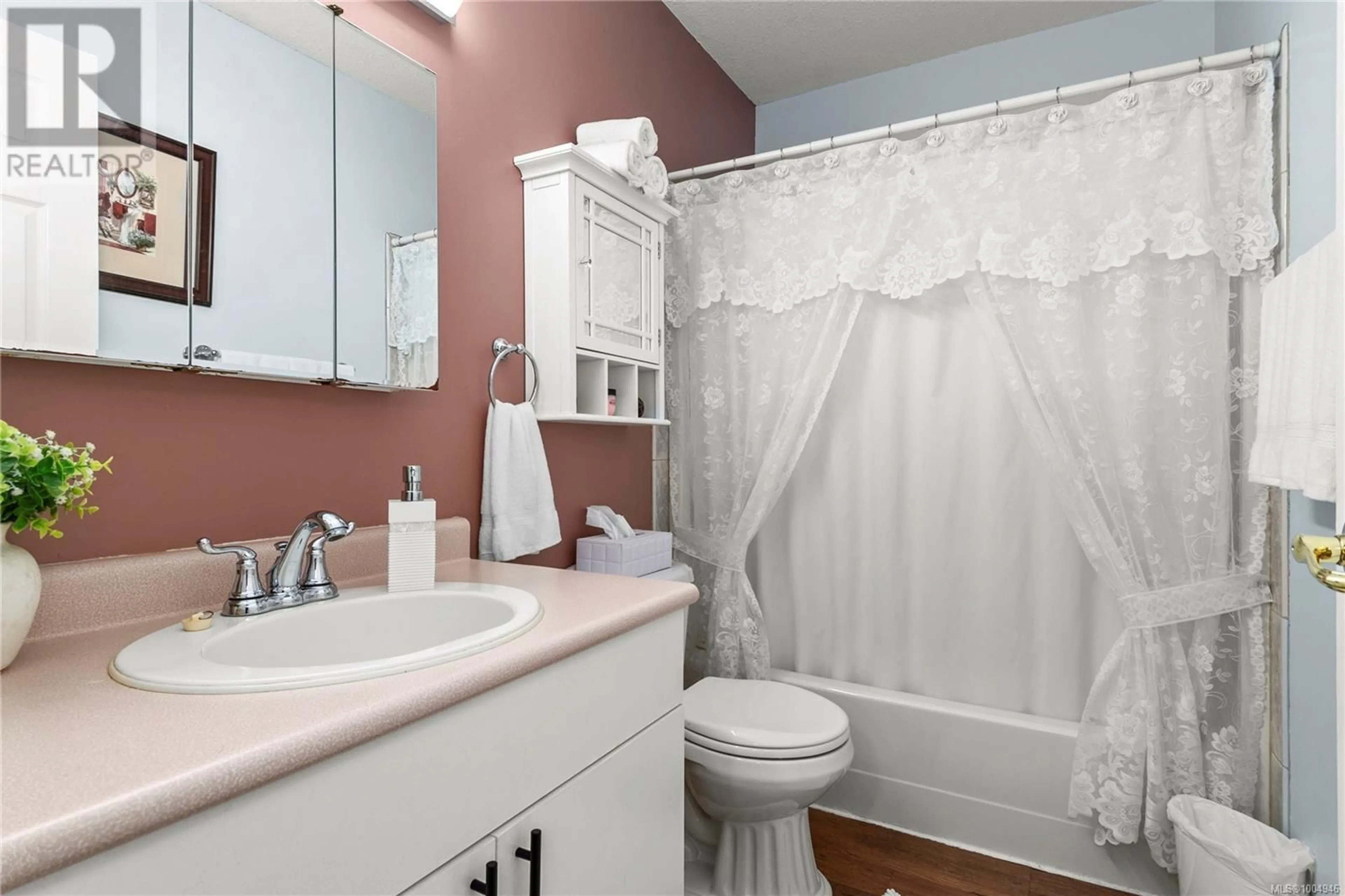 Standard bathroom, ceramic/tile floor for B - 795 ROBRON ROAD, Campbell River British Columbia V9W7Z1