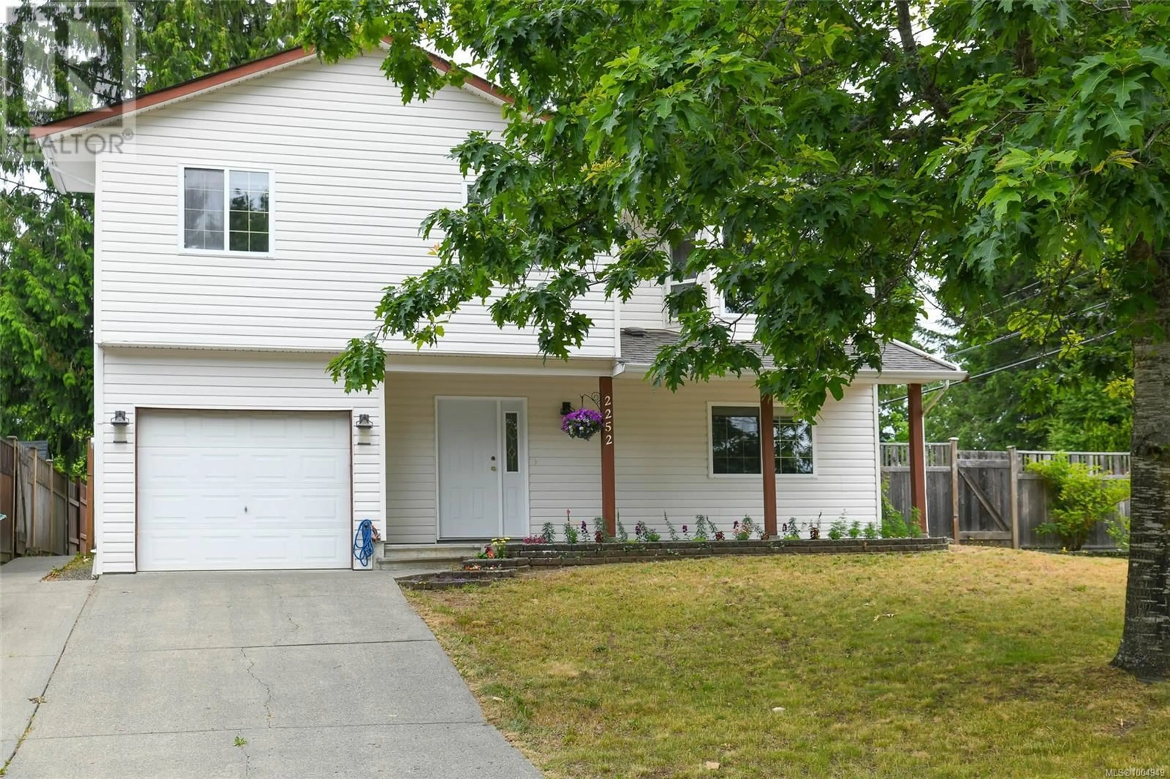 Home with vinyl exterior material, street for 2252 WALBRAN DRIVE, Courtenay British Columbia V9N9E4