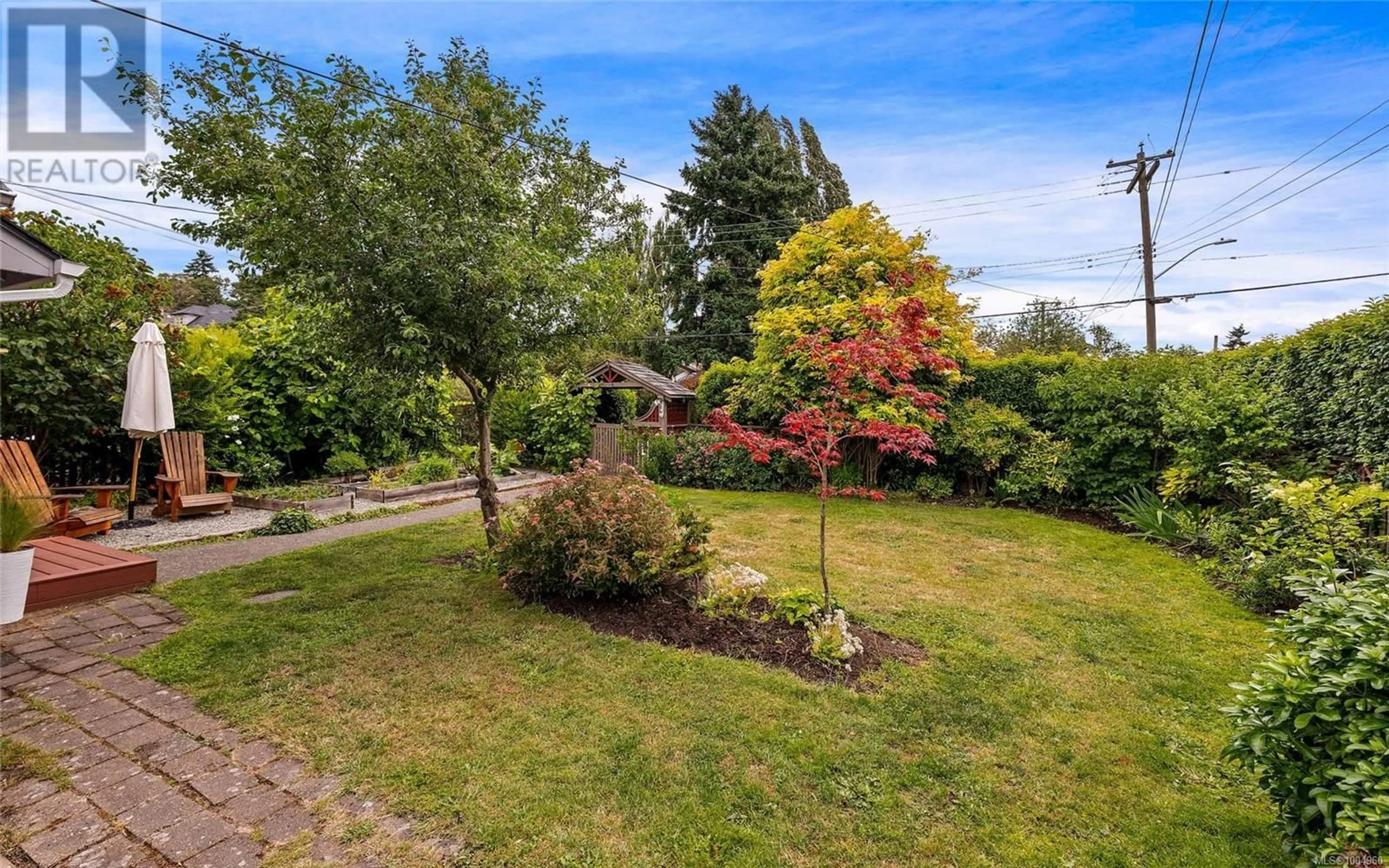 A pic from outside/outdoor area/front of a property/back of a property/a pic from drone, unknown for 2540 EMPIRE STREET, Victoria British Columbia V8T3M6