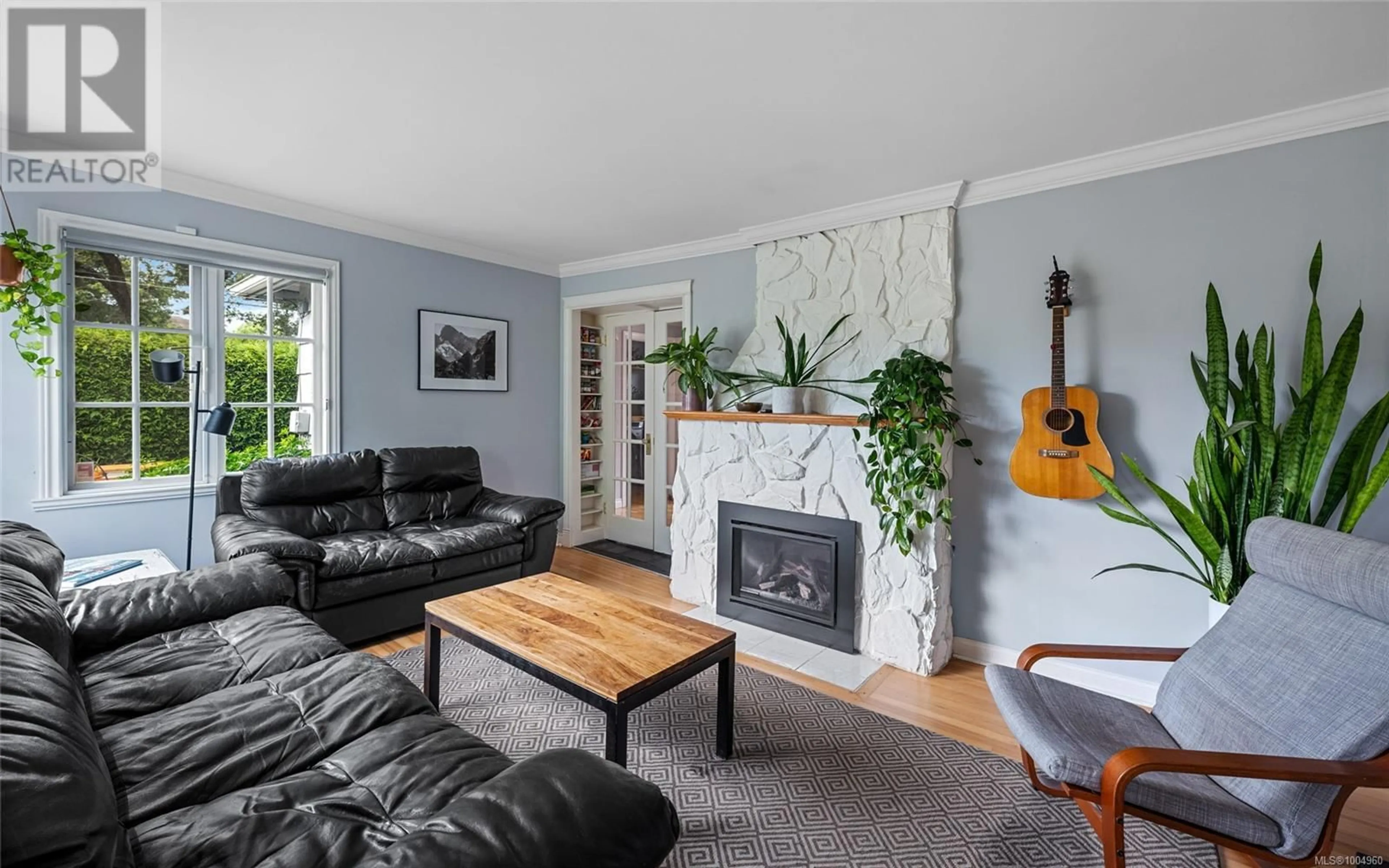 Living room with furniture, wood/laminate floor for 2540 EMPIRE STREET, Victoria British Columbia V8T3M6