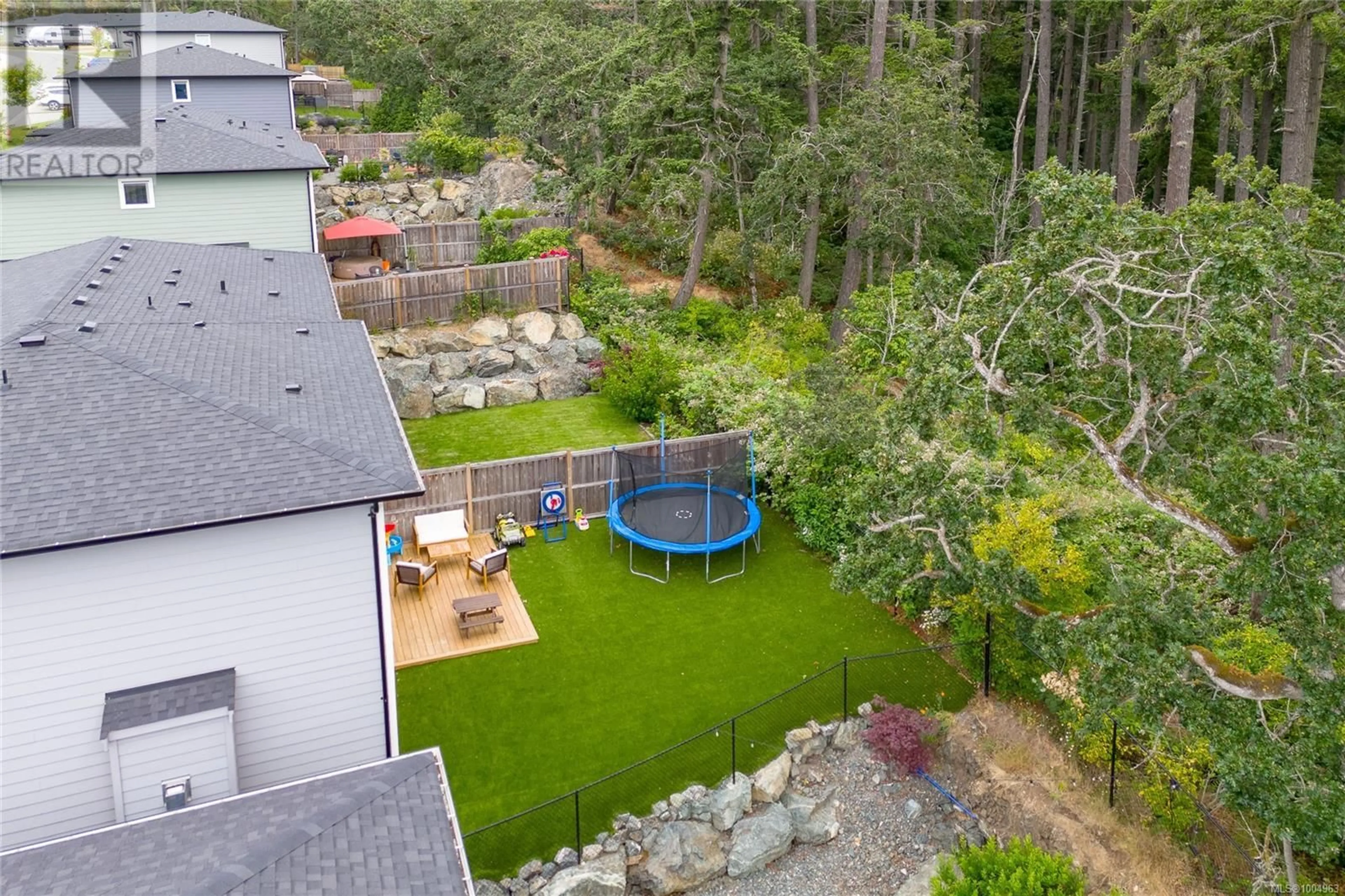 A pic from outside/outdoor area/front of a property/back of a property/a pic from drone, unknown for 1927 WEST PARK LANE, View Royal British Columbia V9B3R9