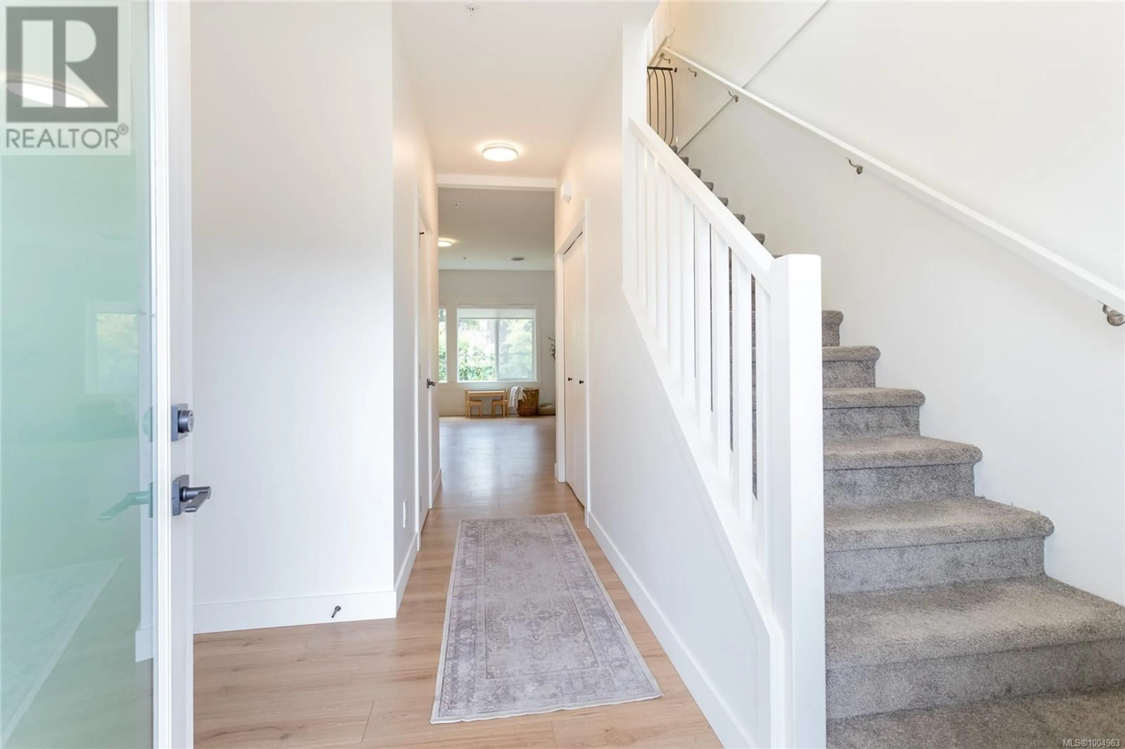 Indoor entryway for 1927 WEST PARK LANE, View Royal British Columbia V9B3R9