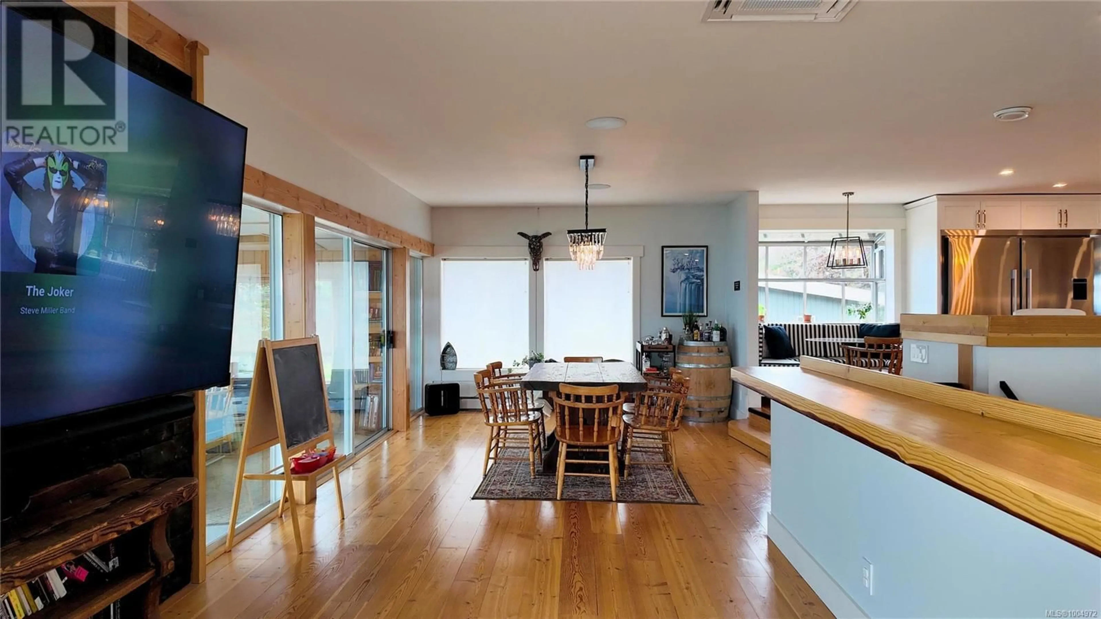 Dining room, wood/laminate floor for 699 GALERNO ROAD, Campbell River British Columbia V9W5X4