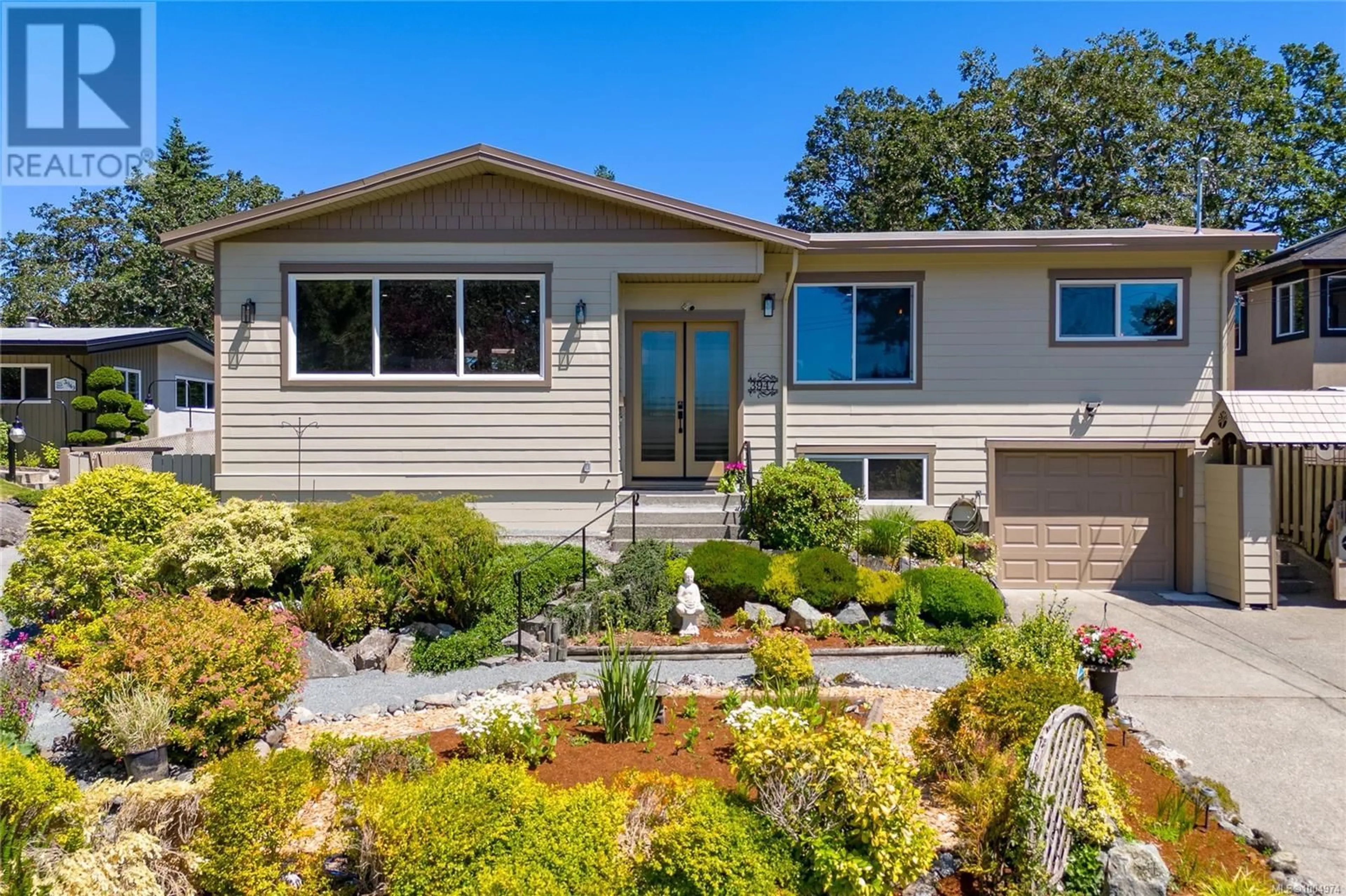 Home with vinyl exterior material, unknown for 3947 MORGAN STREET, Saanich British Columbia V8X1Z9
