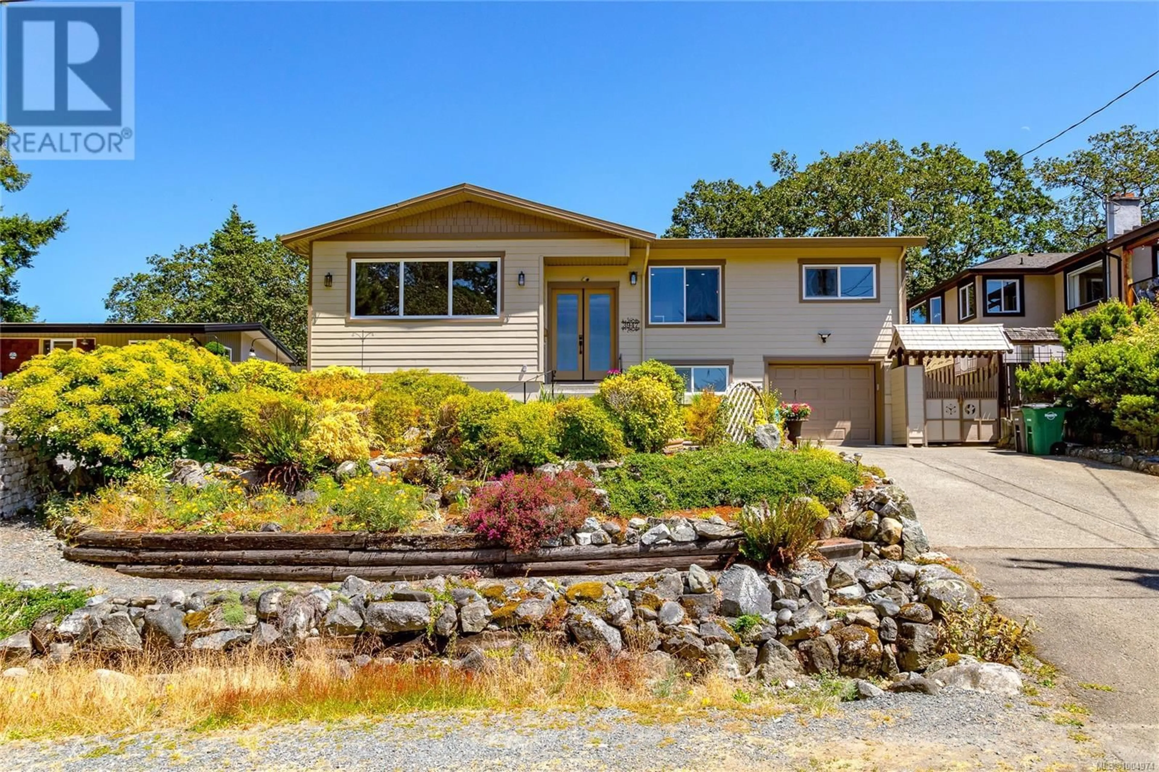 Home with vinyl exterior material, water/lake/river/ocean view for 3947 MORGAN STREET, Saanich British Columbia V8X1Z9