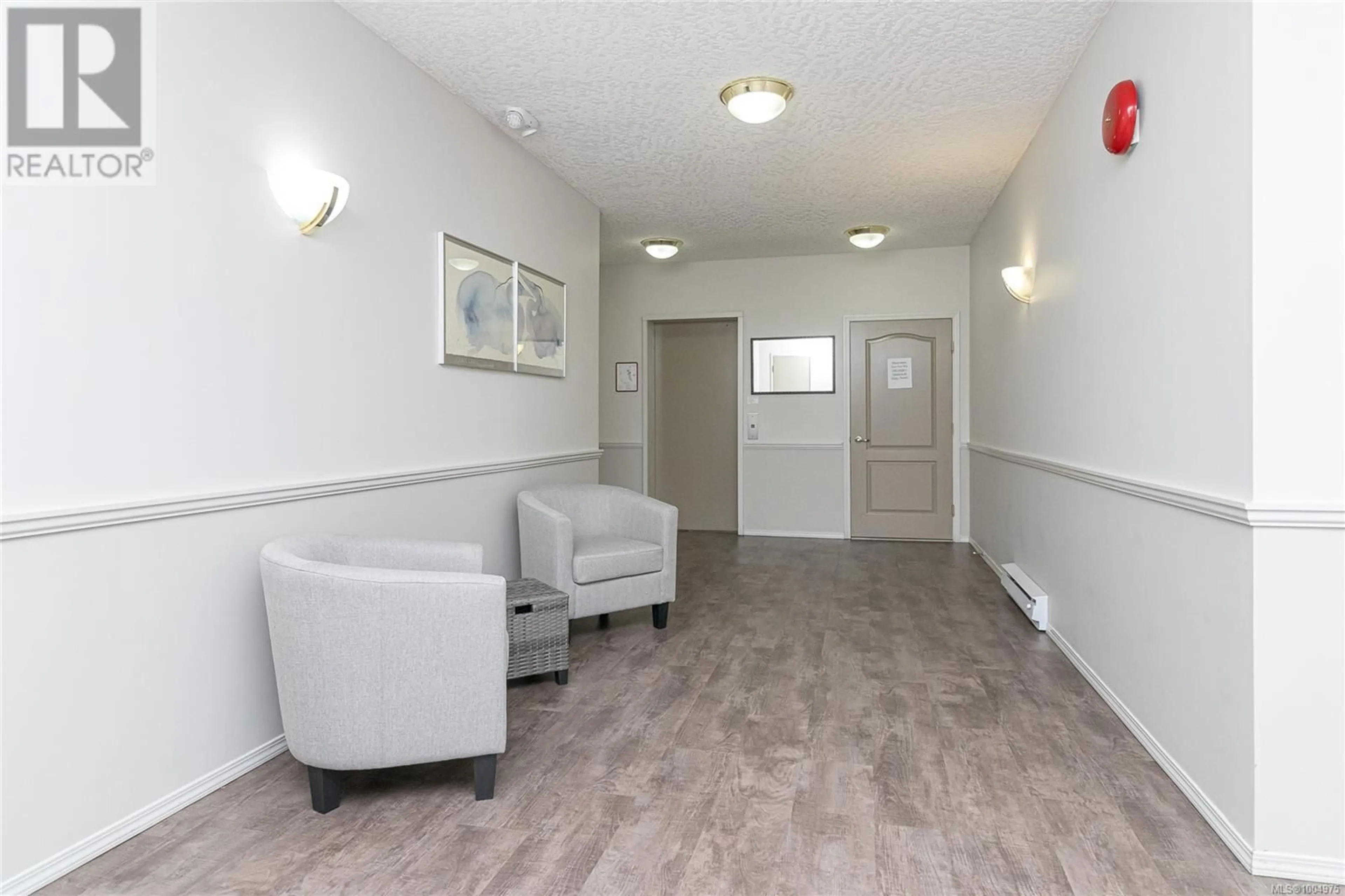 Indoor foyer for 204 - 2421 SIDNEY AVENUE, Sidney British Columbia V8L1Y8