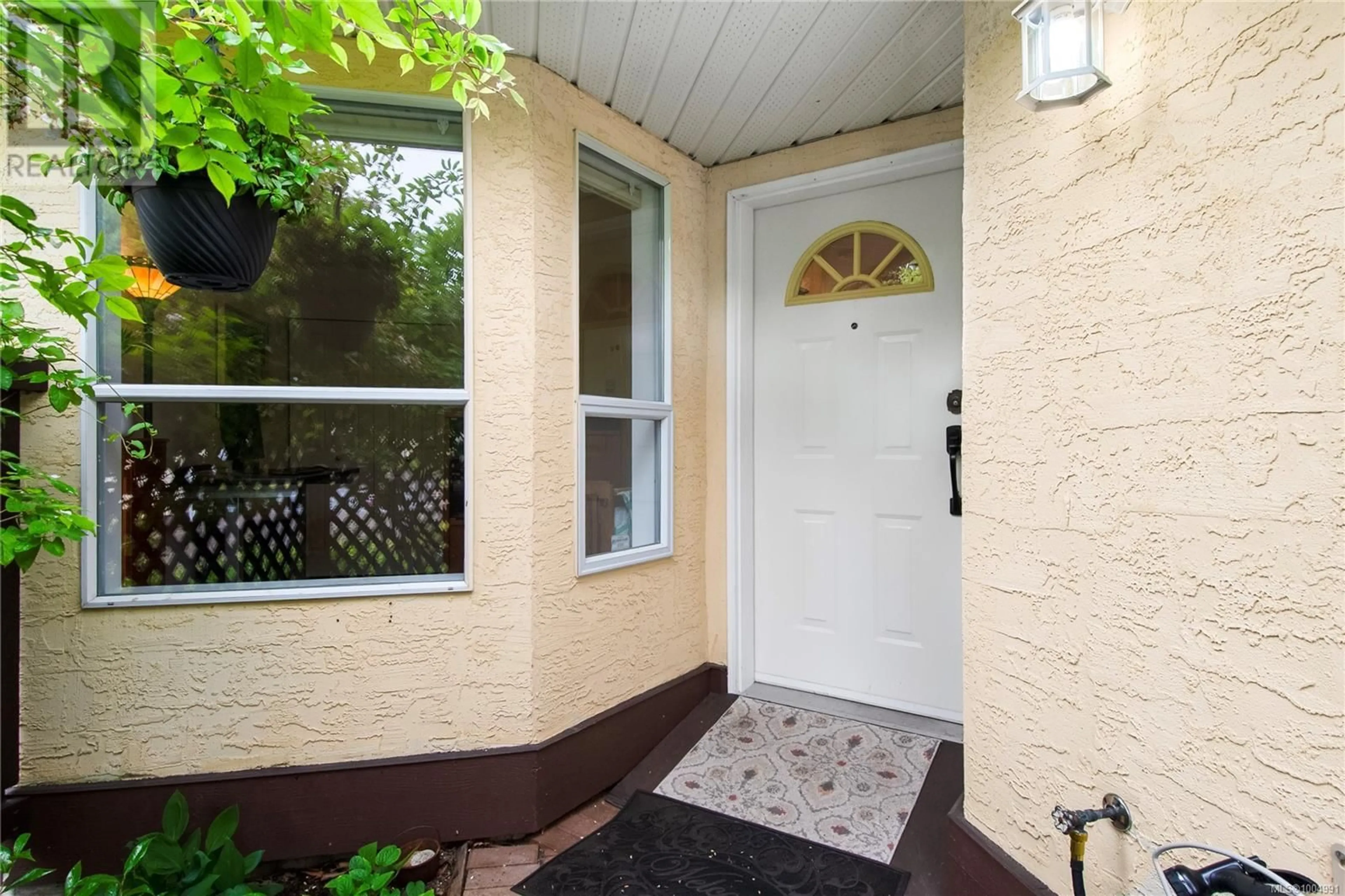 Indoor entryway for 22 - 605 ROCKLAND ROAD, Campbell River British Columbia V9W7X1