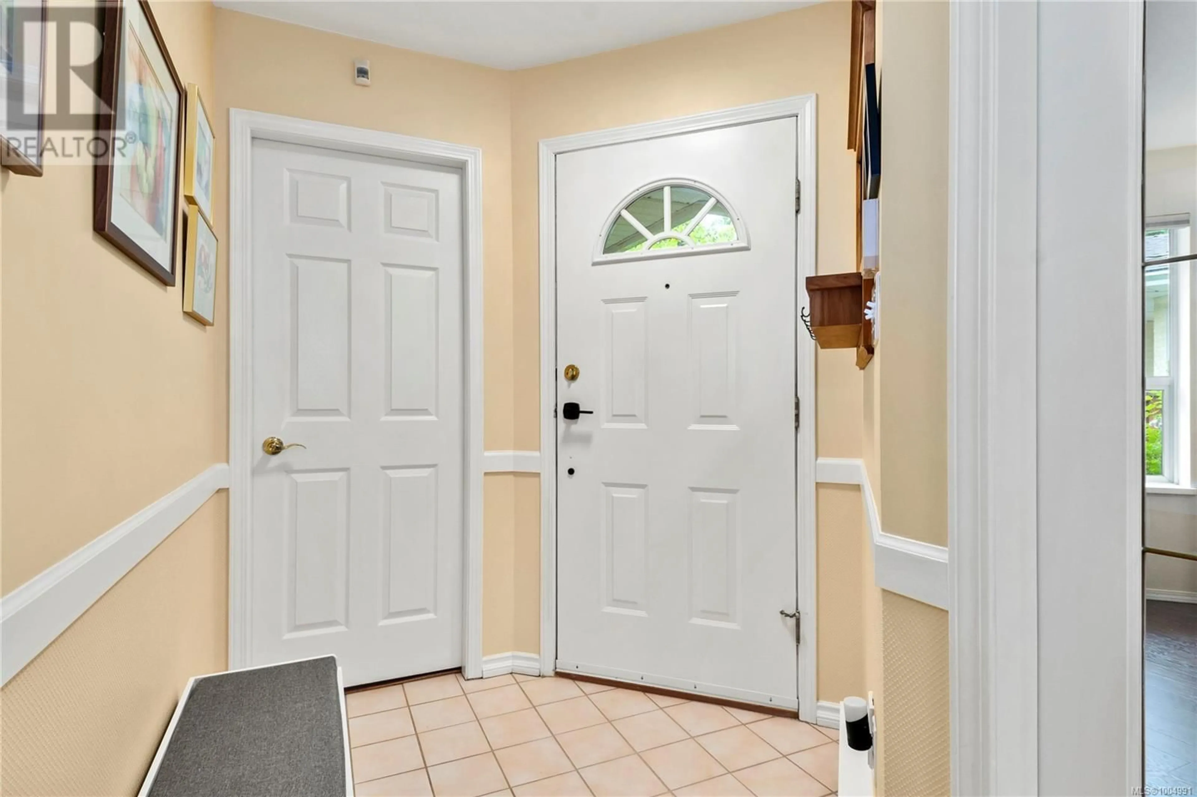 Indoor entryway for 22 - 605 ROCKLAND ROAD, Campbell River British Columbia V9W7X1