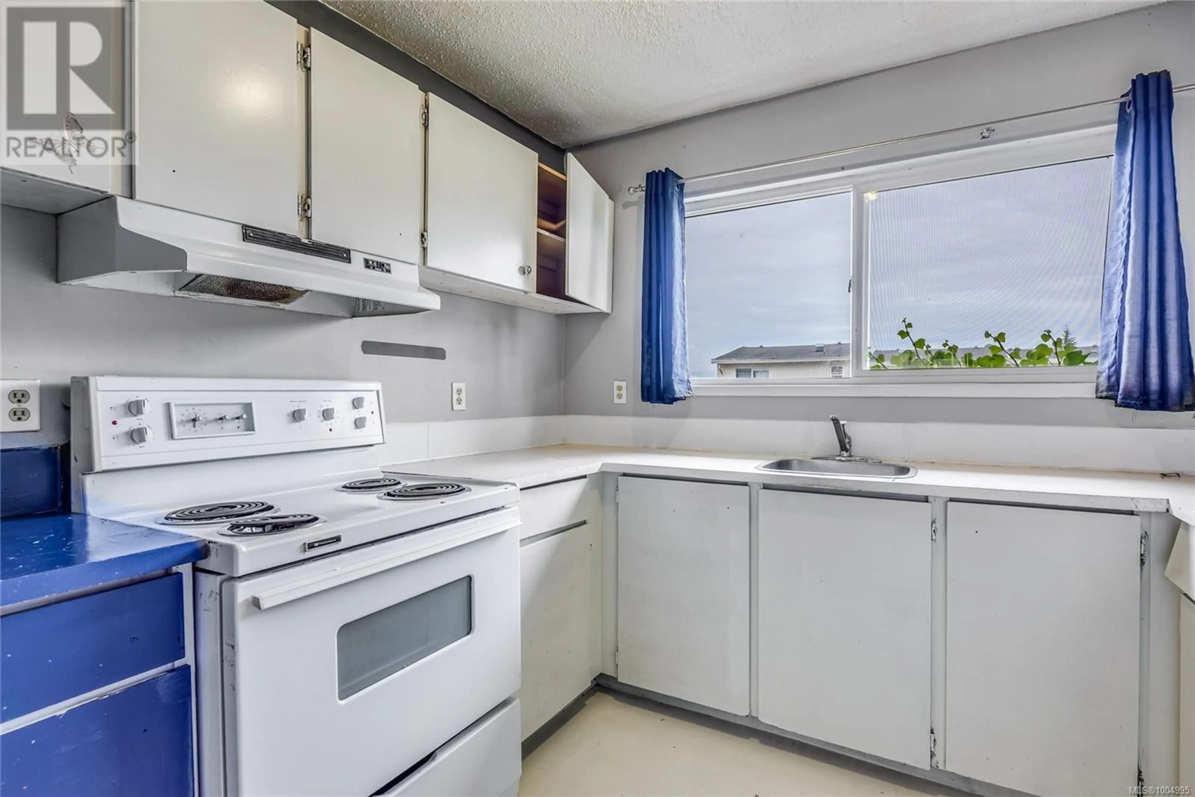 Standard kitchen, unknown for 33 - 400 ROBRON ROAD, Campbell River British Columbia V9W5N5