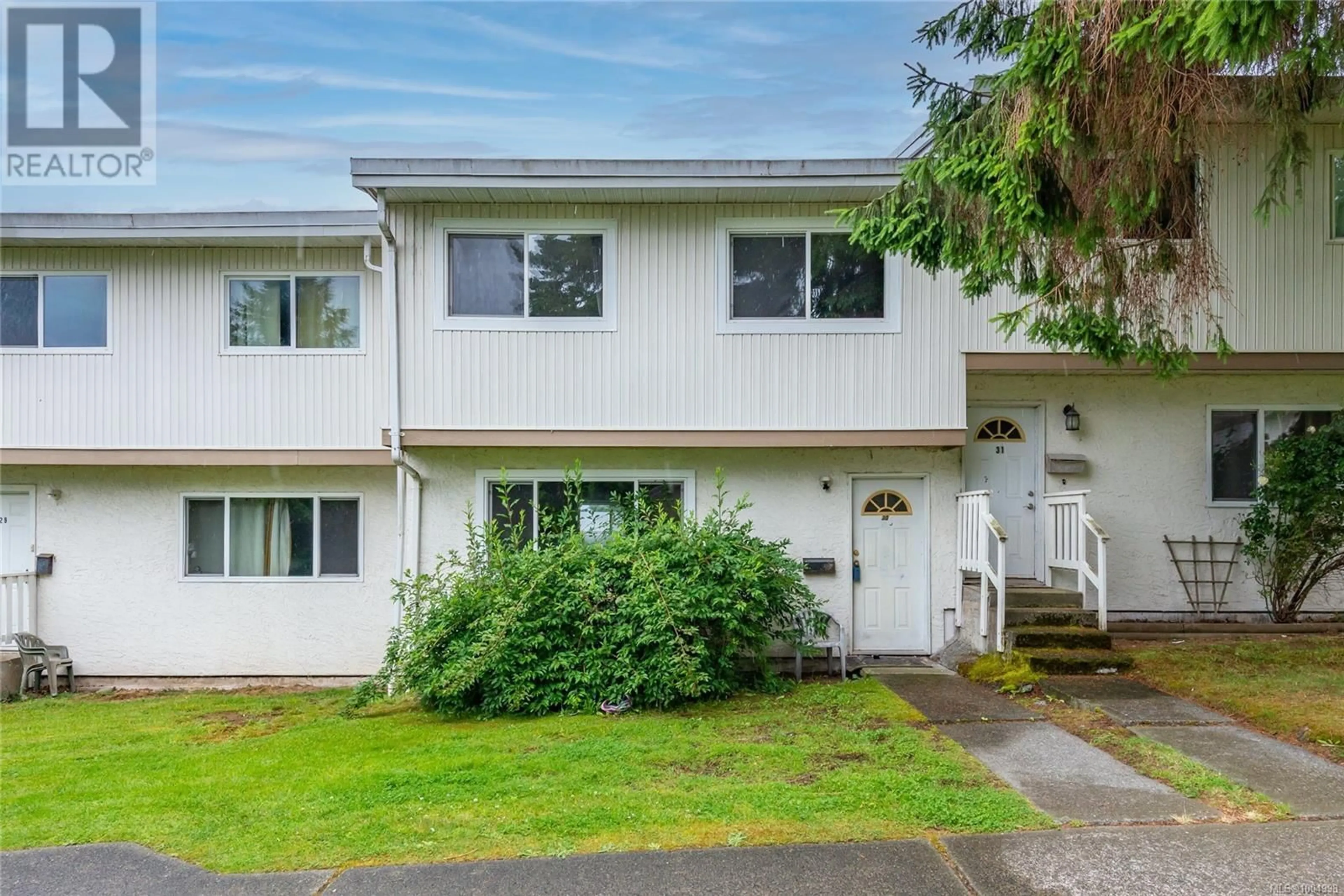 Home with vinyl exterior material, street for 30 - 400 ROBRON ROAD, Campbell River British Columbia V9W5N5