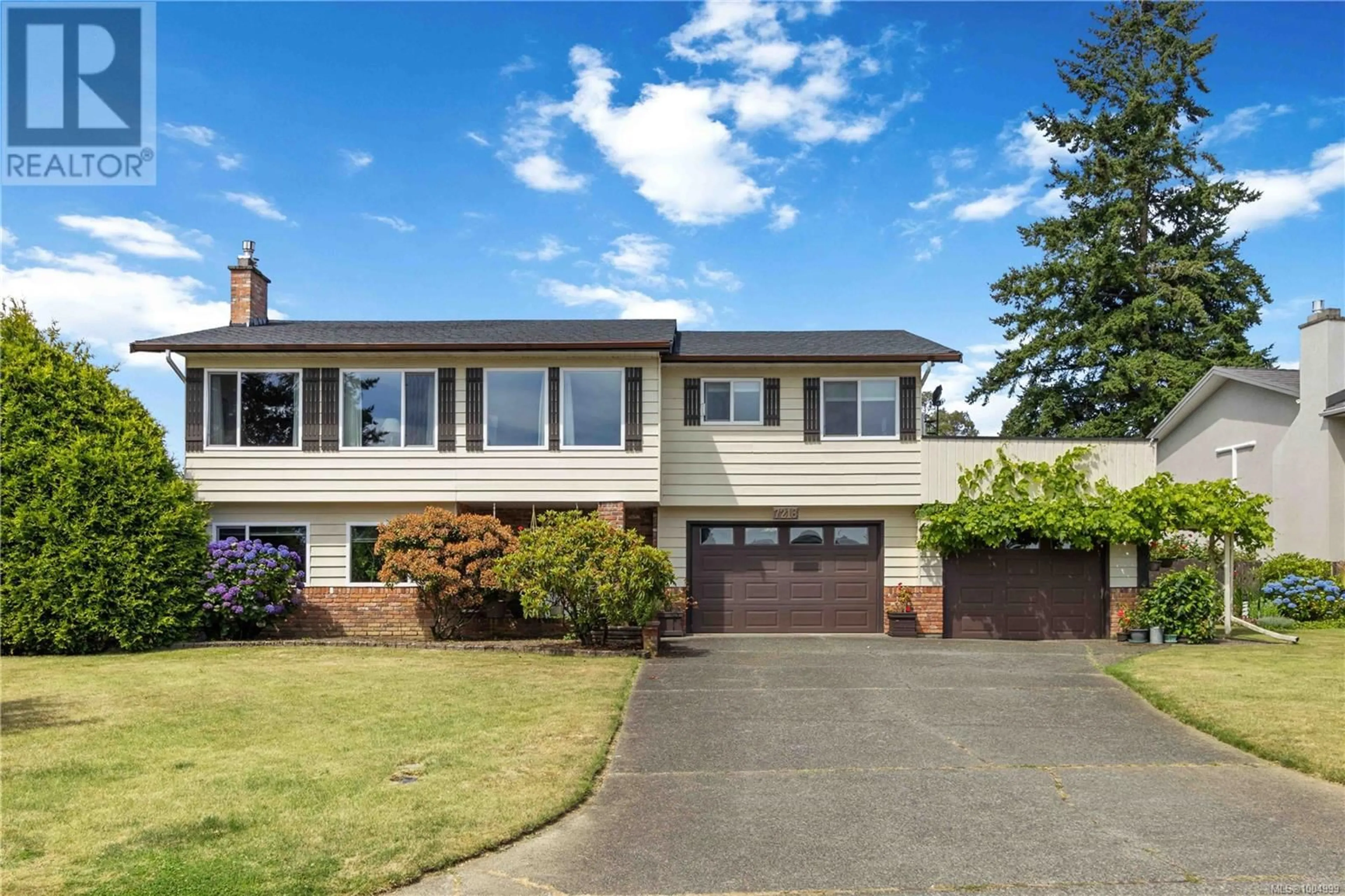 Home with vinyl exterior material, street for 7218 SKYLINE CRESCENT, Central Saanich British Columbia V8M1M4