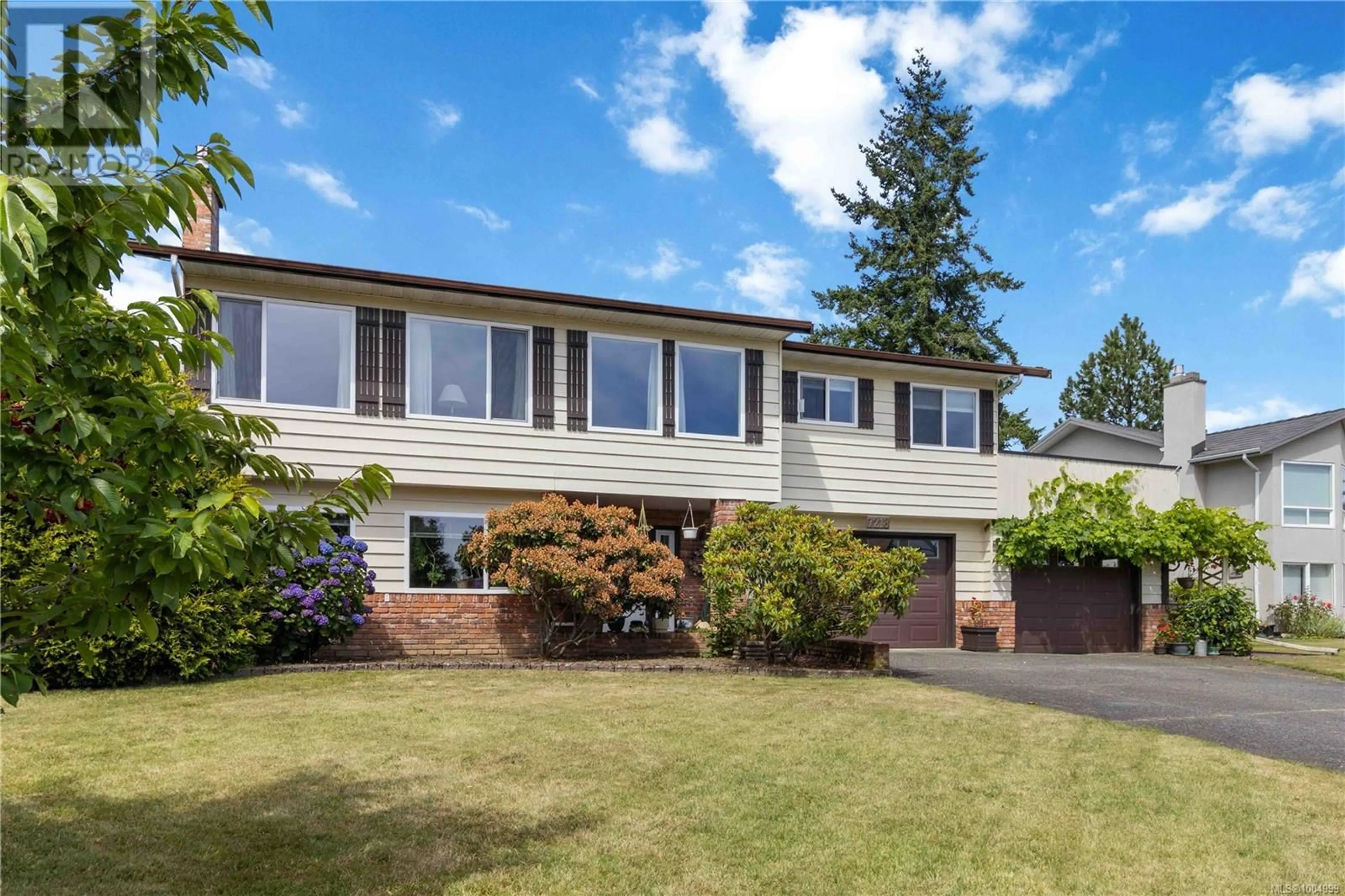 Home with vinyl exterior material, street for 7218 SKYLINE CRESCENT, Central Saanich British Columbia V8M1M4