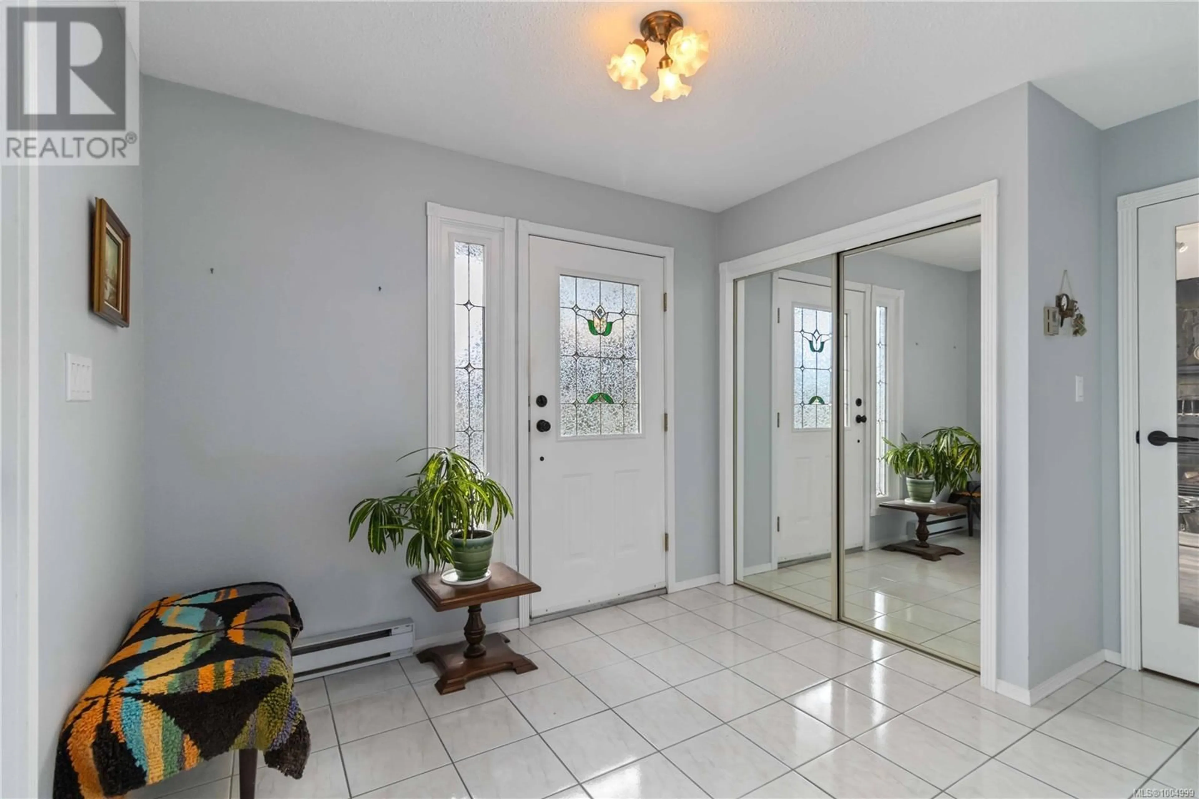Indoor entryway for 7218 SKYLINE CRESCENT, Central Saanich British Columbia V8M1M4