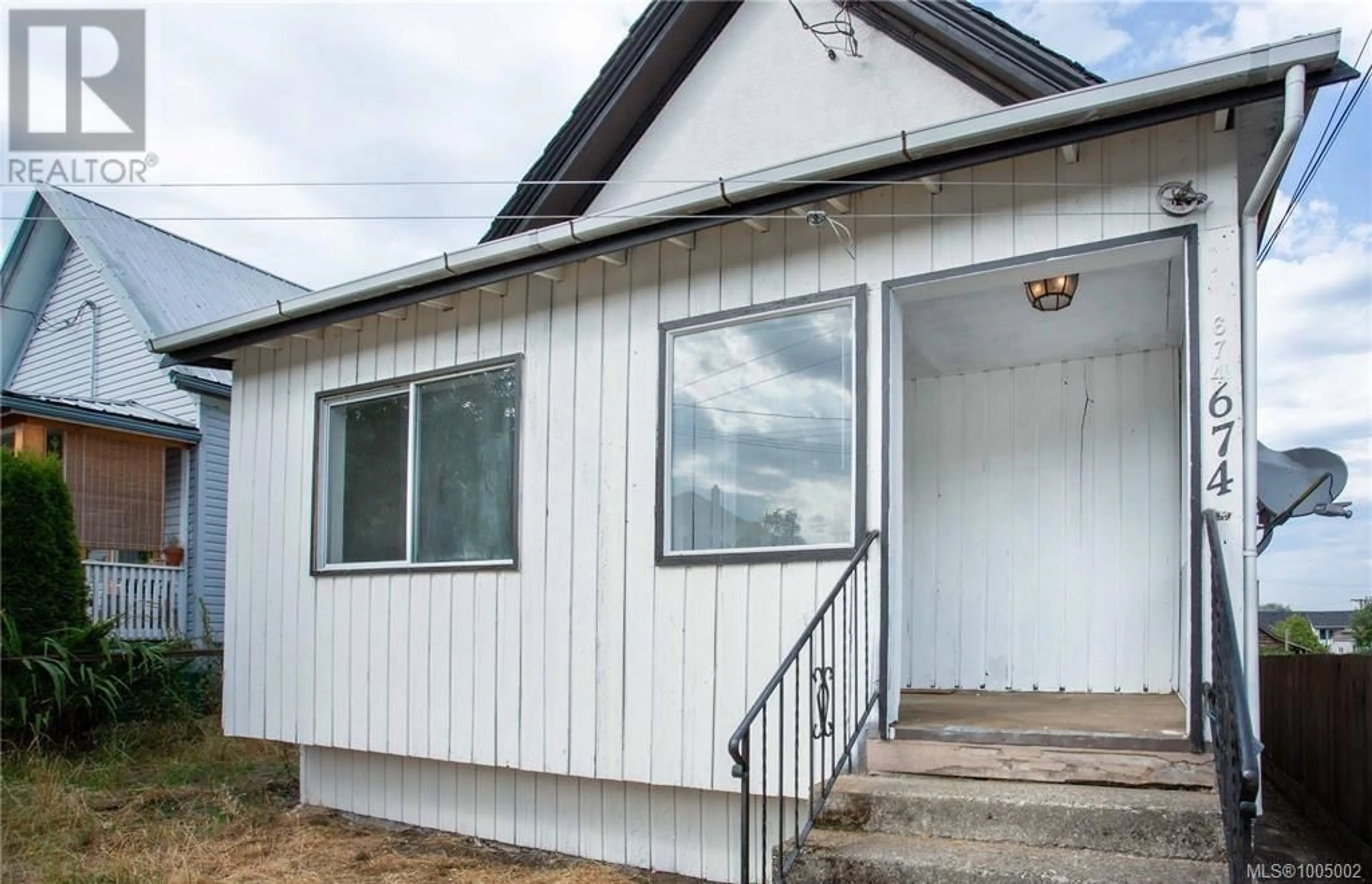 Home with vinyl exterior material, building for 674 FARQUHAR STREET, Nanaimo British Columbia V9R2E5