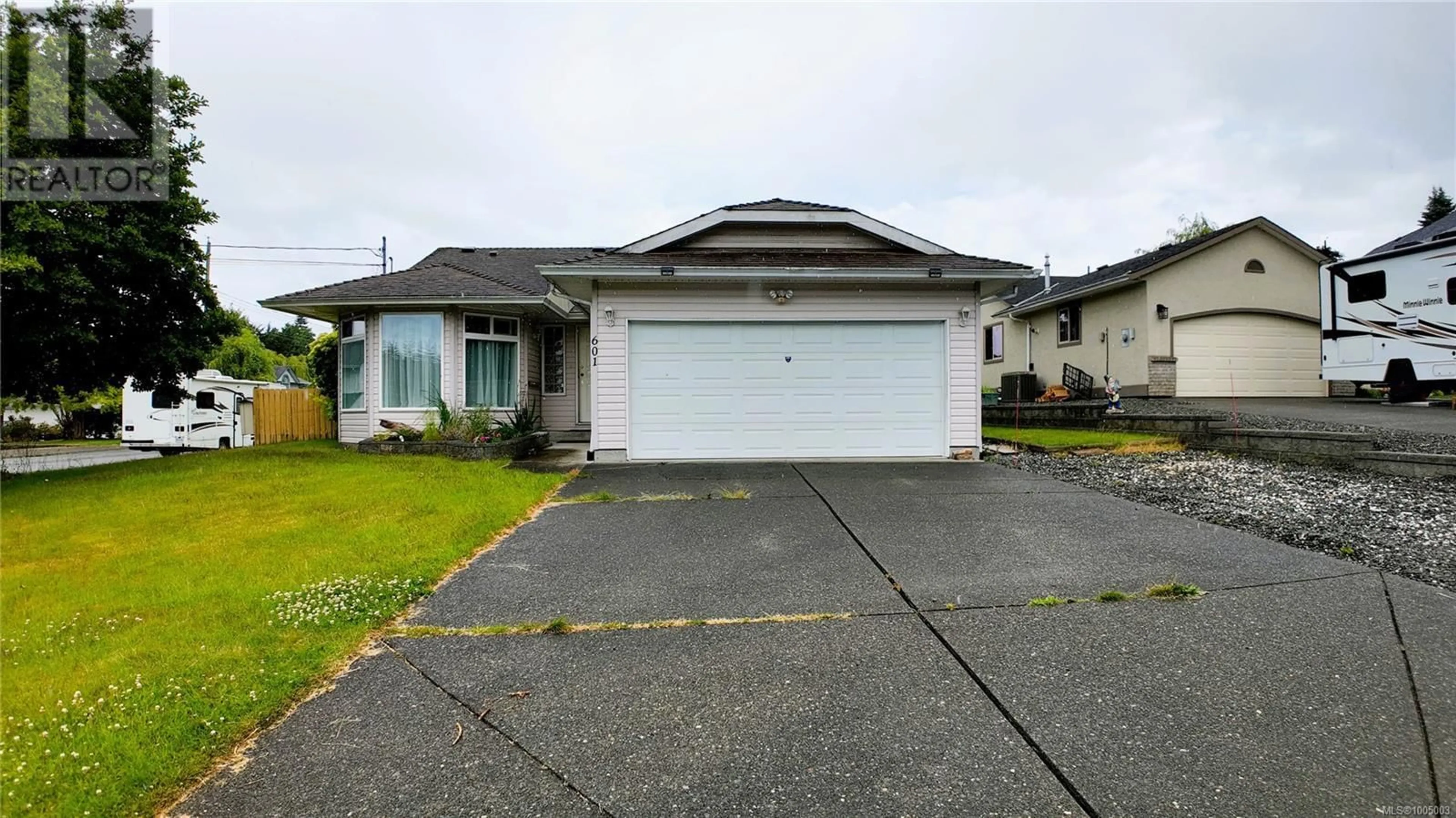 Home with vinyl exterior material, street for 601 AZALEA PLACE, Campbell River British Columbia V9W7H2