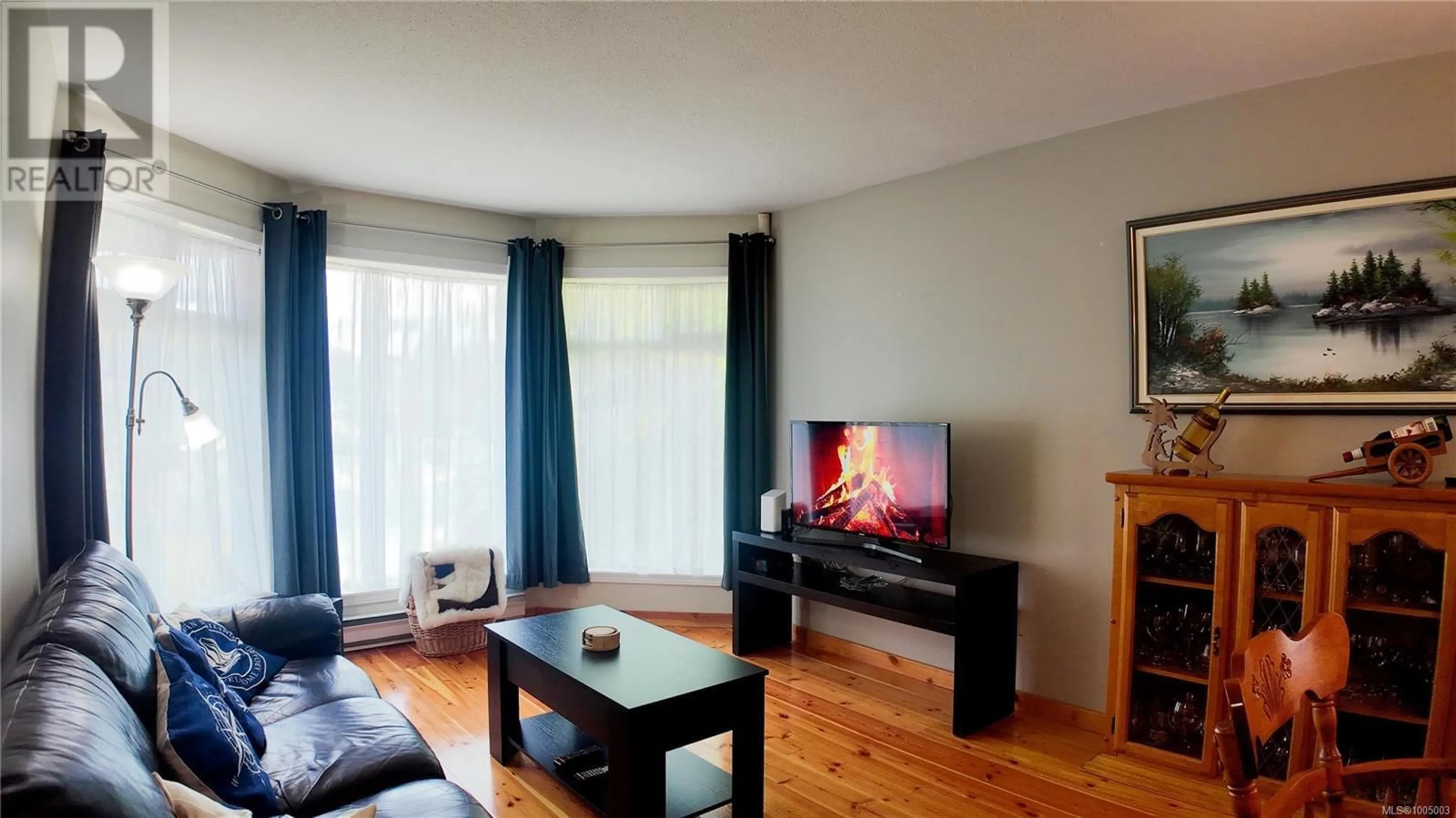 Living room with furniture, wood/laminate floor for 601 AZALEA PLACE, Campbell River British Columbia V9W7H2