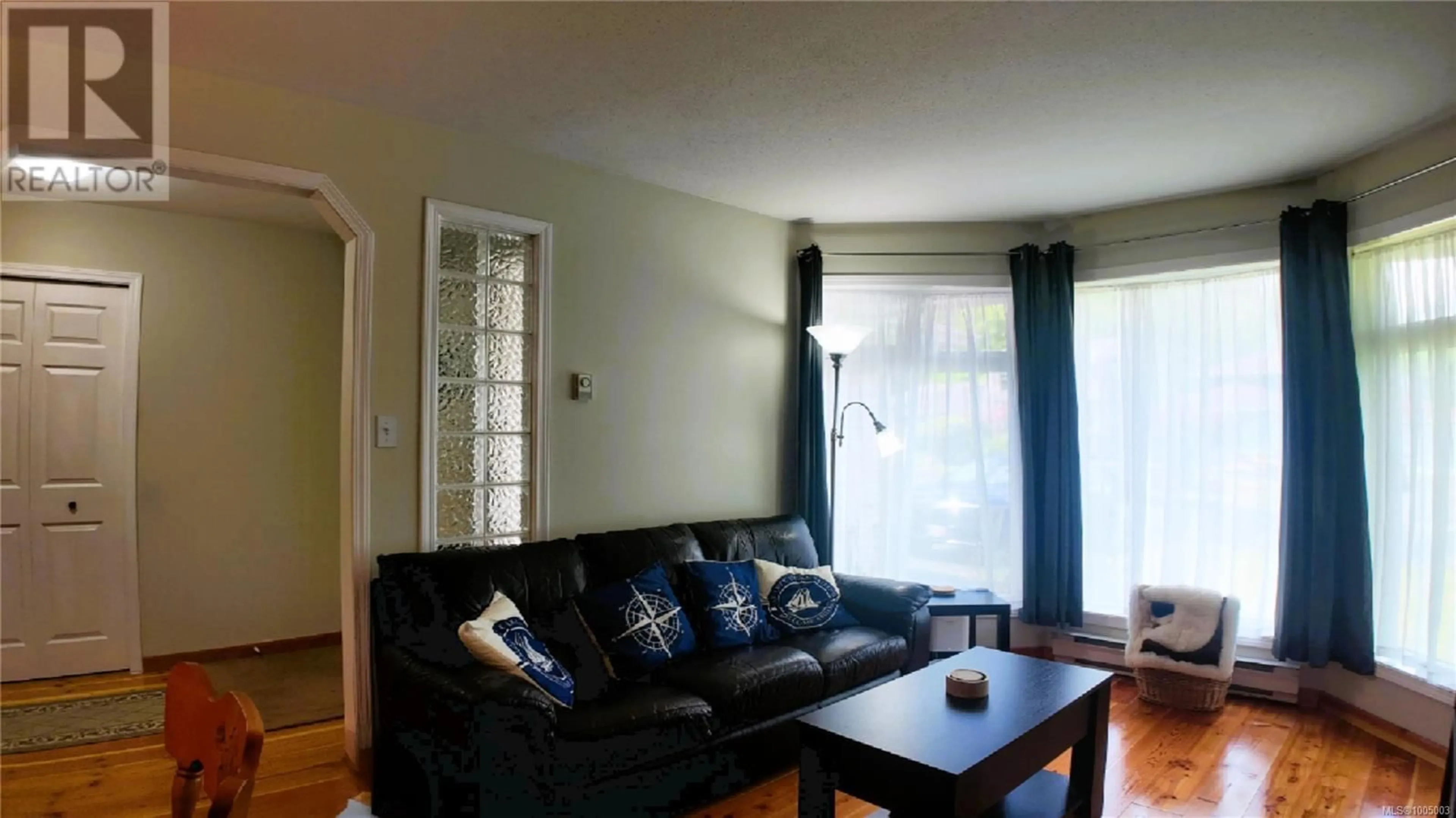 Living room with furniture, wood/laminate floor for 601 AZALEA PLACE, Campbell River British Columbia V9W7H2