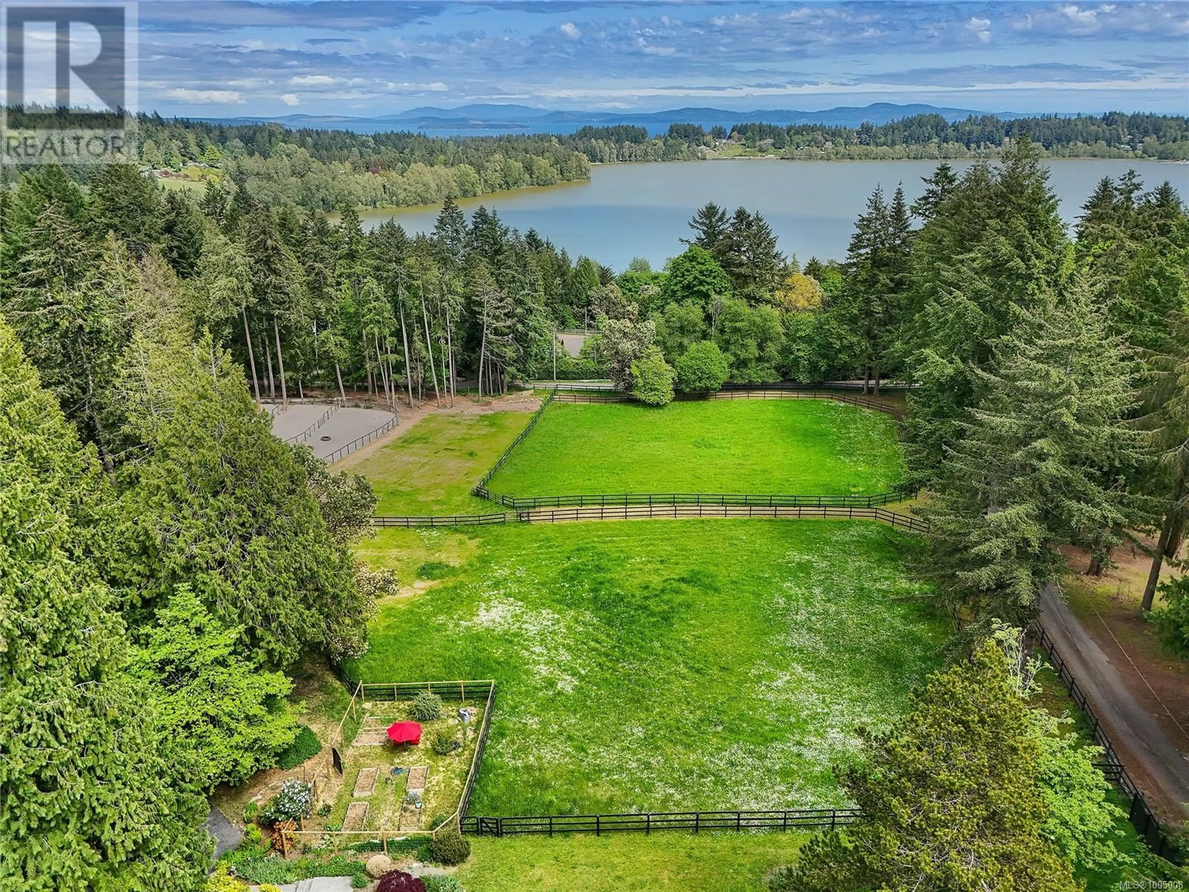 A pic from outside/outdoor area/front of a property/back of a property/a pic from drone, water/lake/river/ocean view for 547 ELKWOOD ROAD, Saanich British Columbia V9E2A8