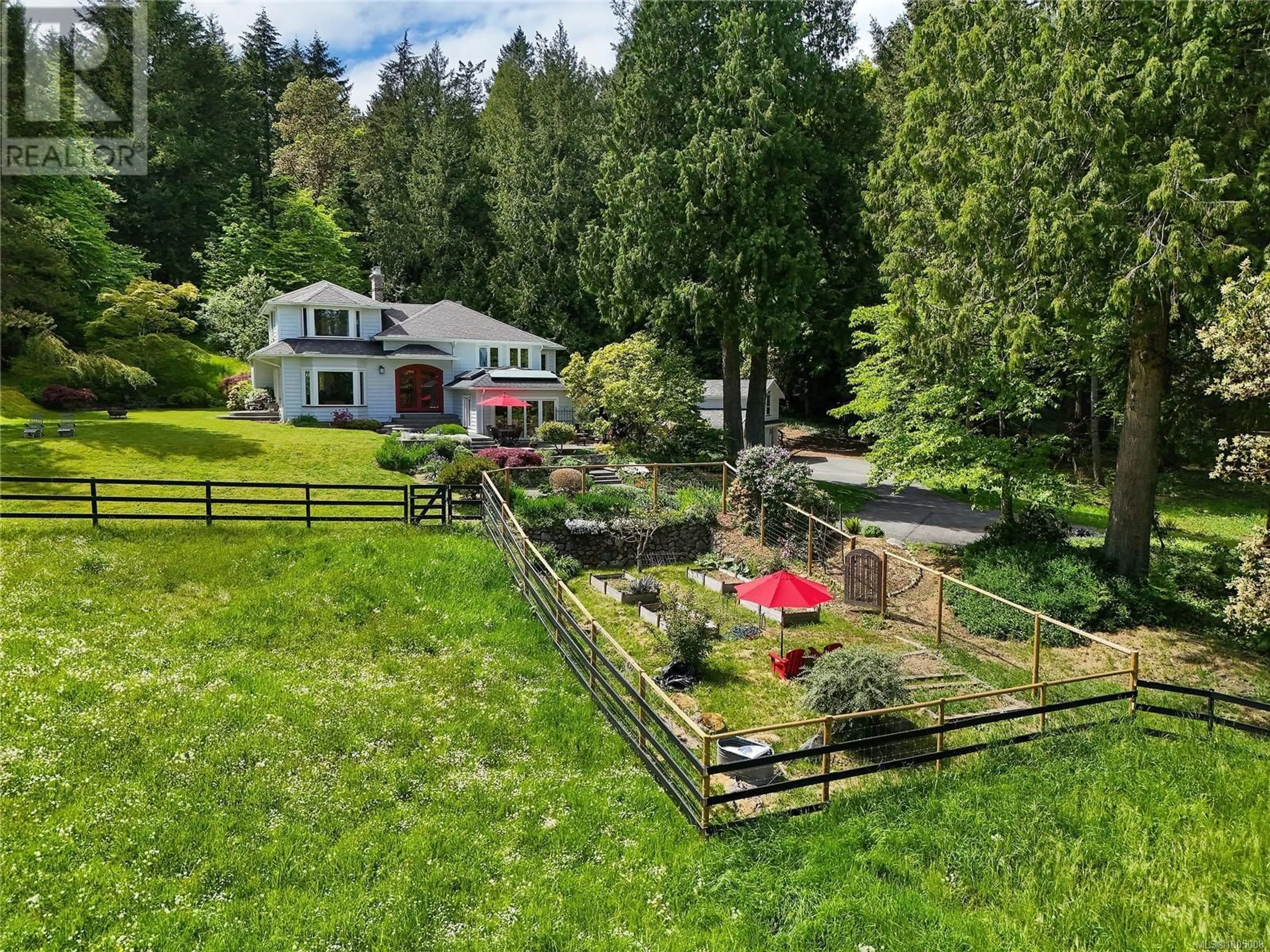 A pic from outside/outdoor area/front of a property/back of a property/a pic from drone, unknown for 547 ELKWOOD ROAD, Saanich British Columbia V9E2A8