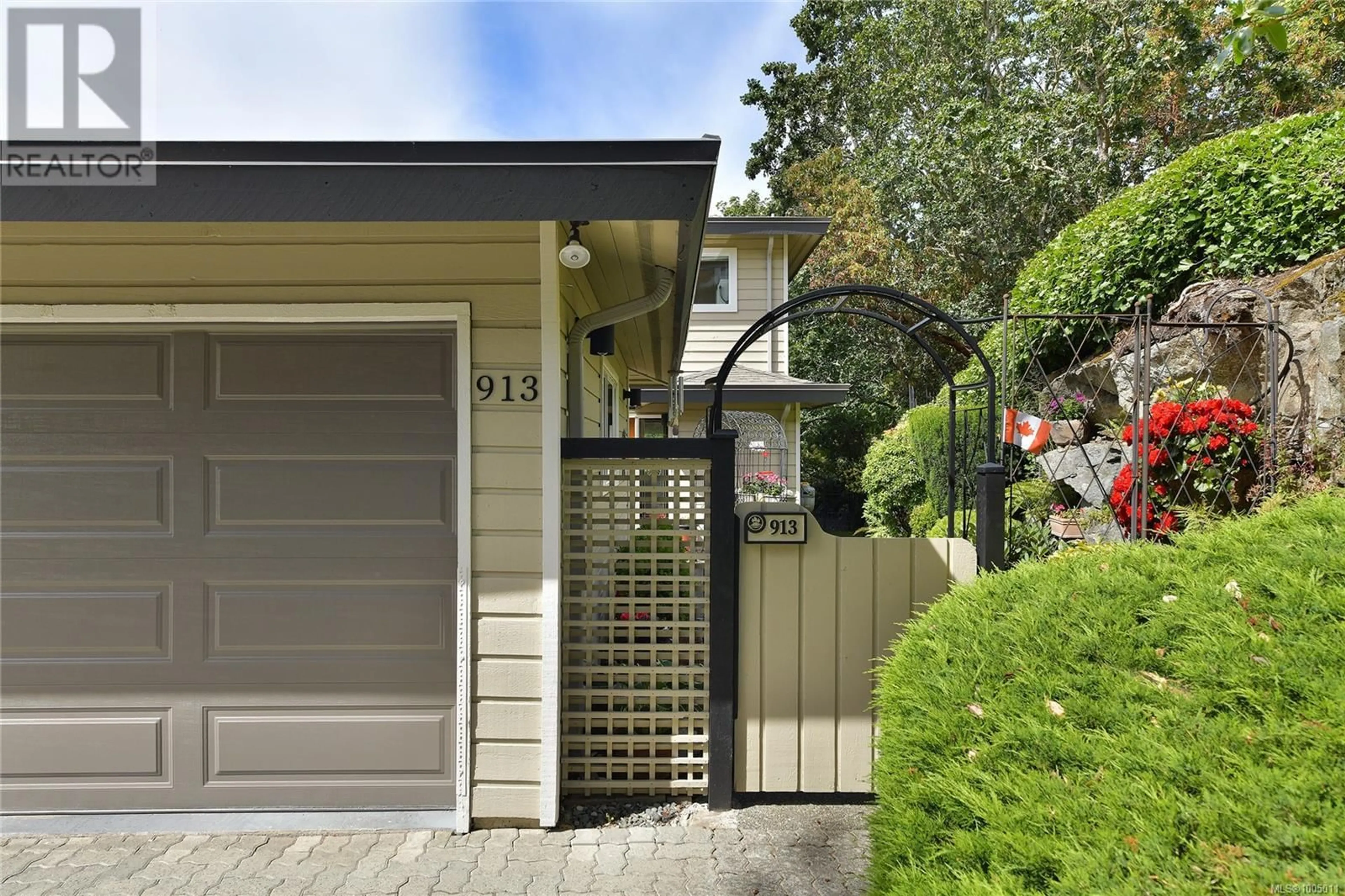 Unknown for 913 - 2829 ARBUTUS ROAD, Saanich British Columbia V8N5X5