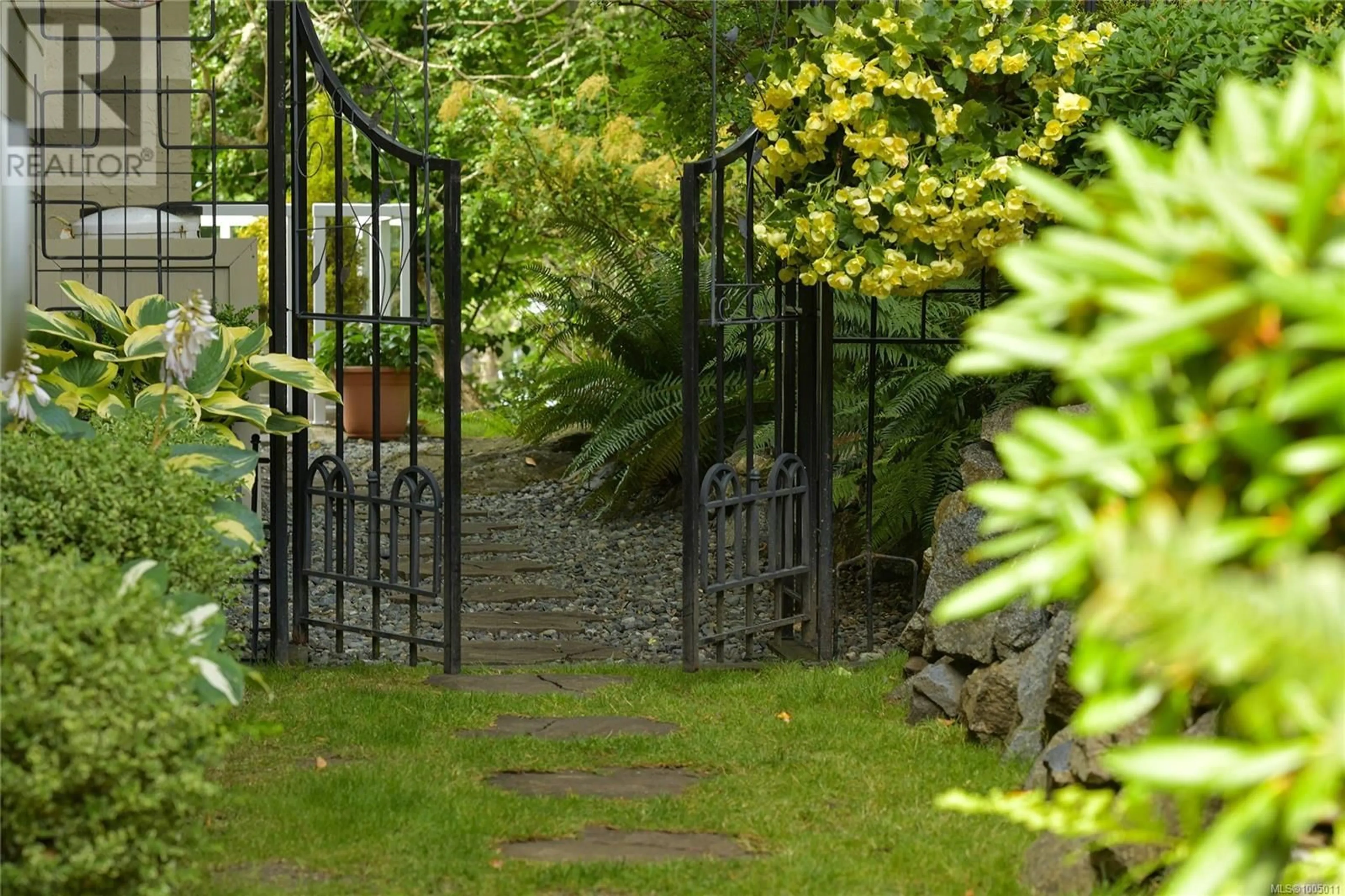 Patio, street for 913 - 2829 ARBUTUS ROAD, Saanich British Columbia V8N5X5