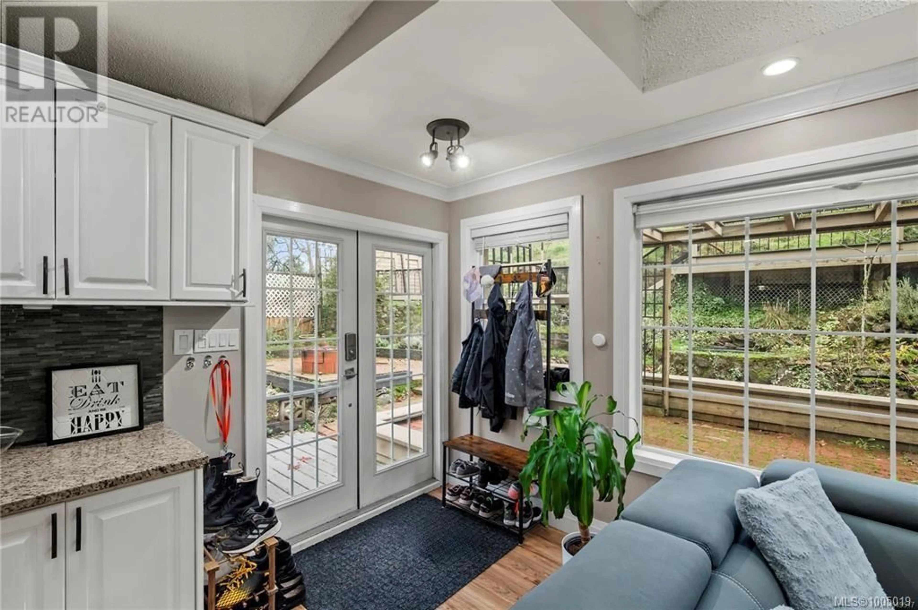 Indoor entryway for 2206 MILLSTREAM ROAD, Langford British Columbia V9B6H4