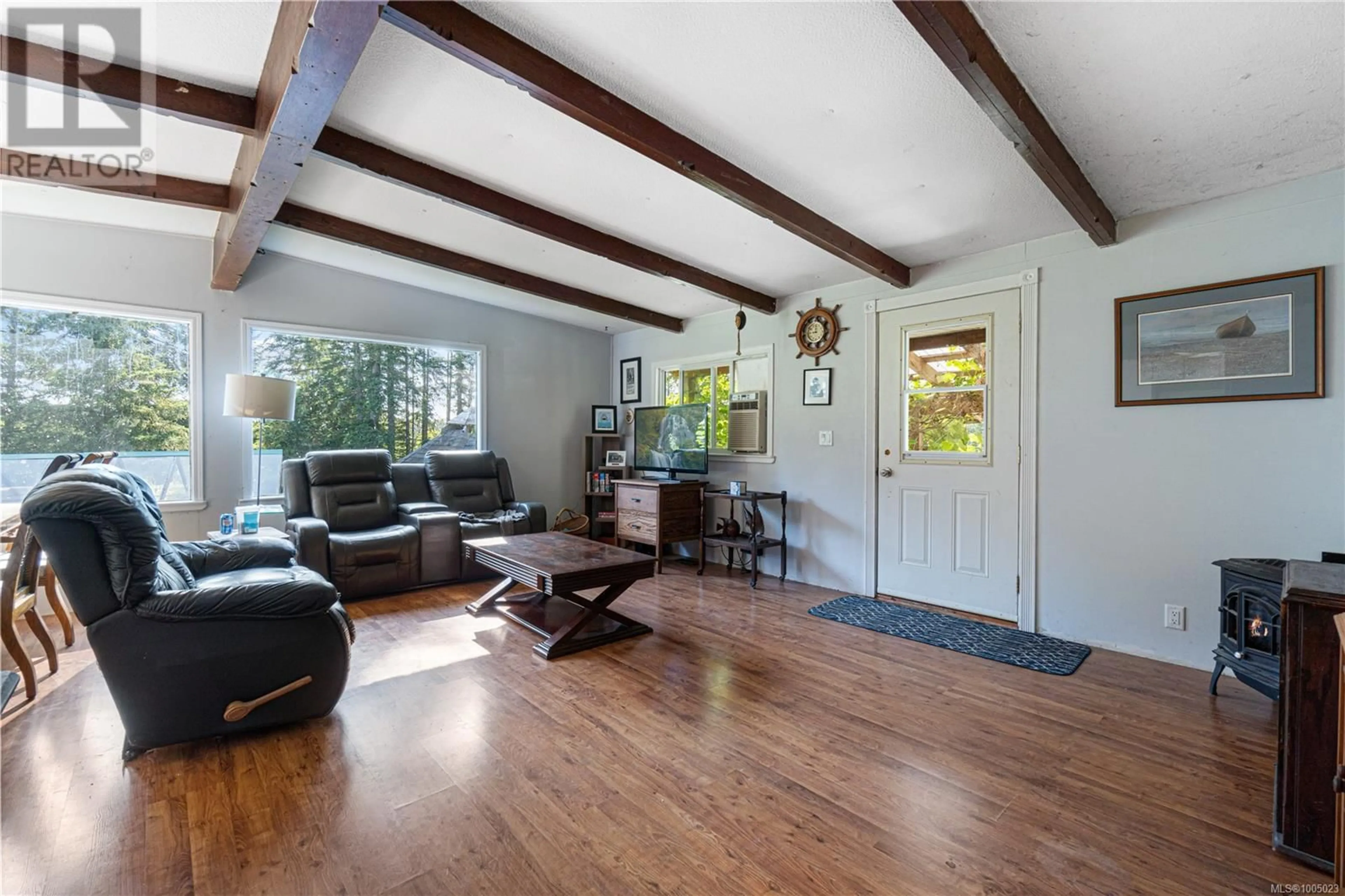 Living room with furniture, wood/laminate floor for 2642 SOUTH WELLINGTON ROAD, Nanaimo British Columbia V9X1X5