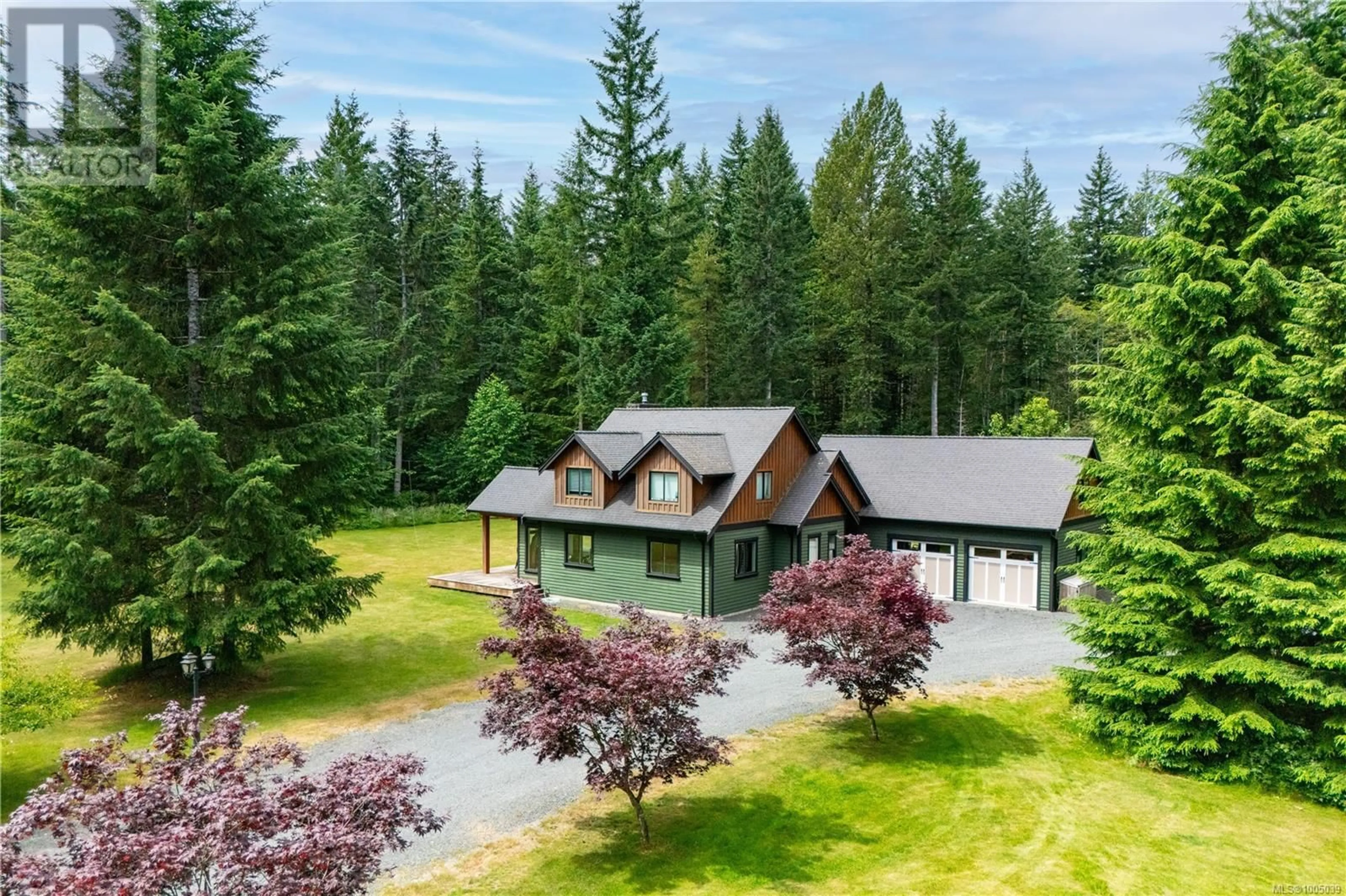 A pic from outside/outdoor area/front of a property/back of a property/a pic from drone, unknown for 3815 WOODLAND DRIVE, Campbell River British Columbia V9H1B1