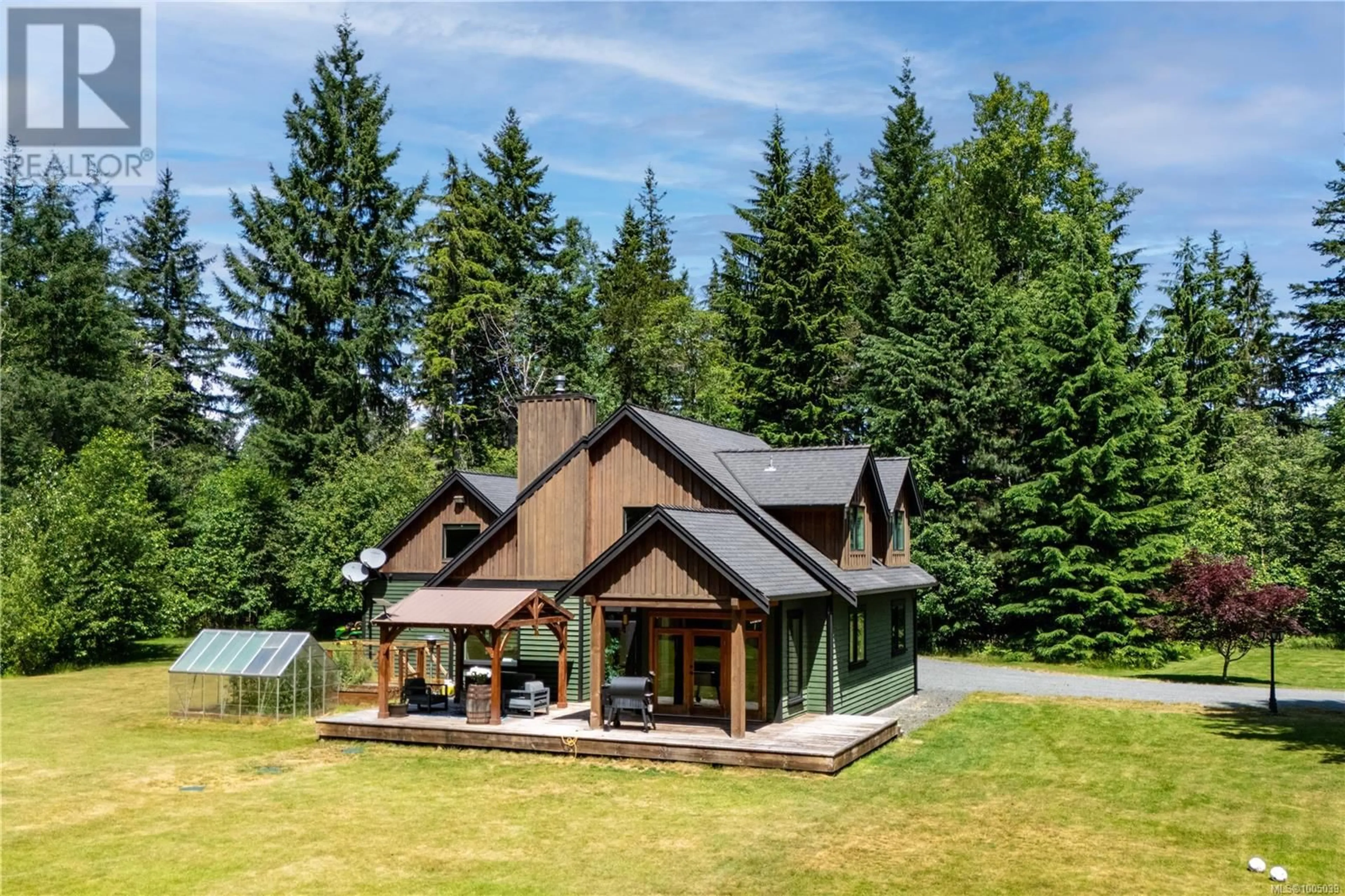 A pic from outside/outdoor area/front of a property/back of a property/a pic from drone, unknown for 3815 WOODLAND DRIVE, Campbell River British Columbia V9H1B1
