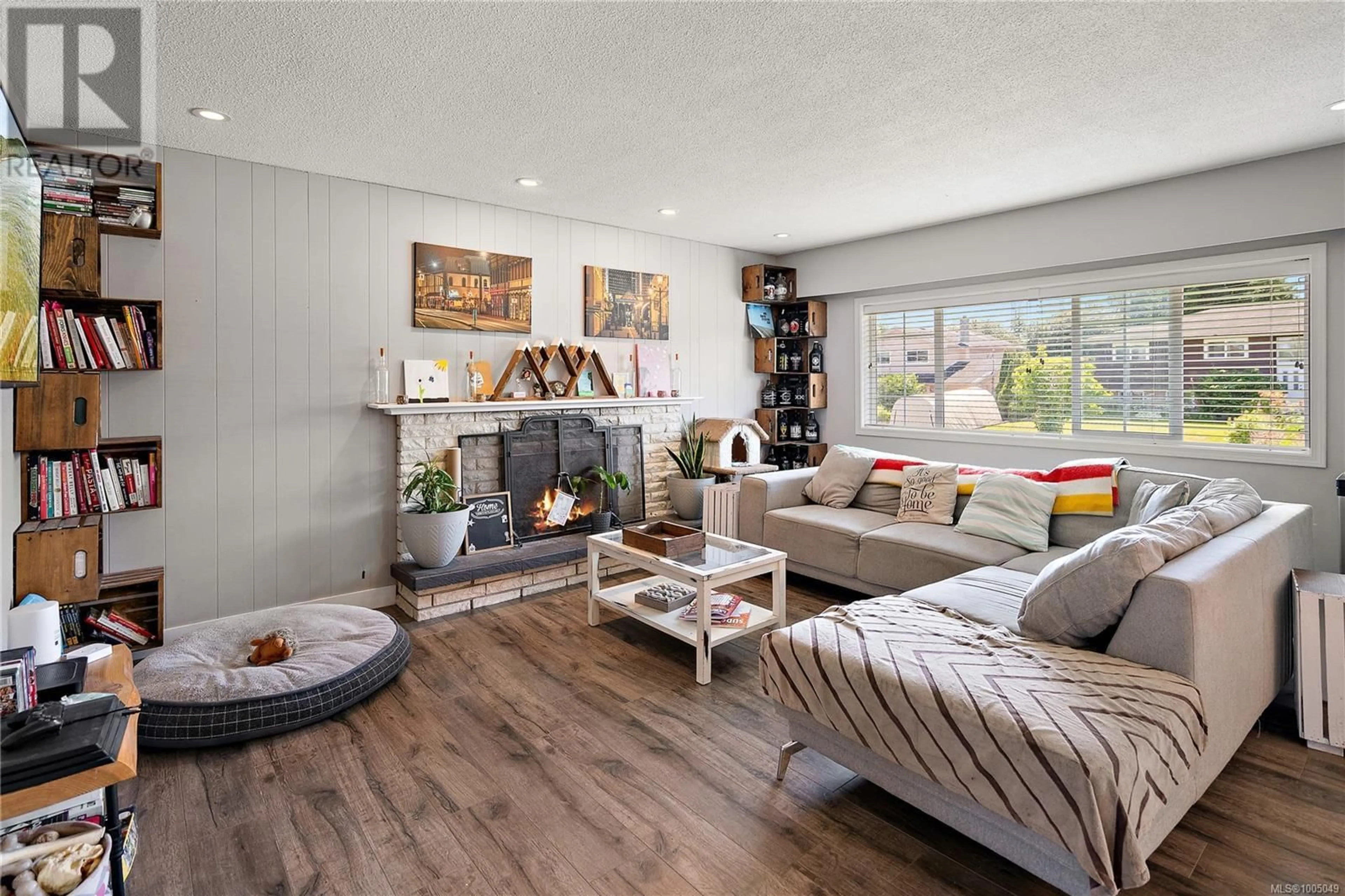 Living room with furniture, unknown for 2015 LINDA PLACE, Sidney British Columbia V8L2N4