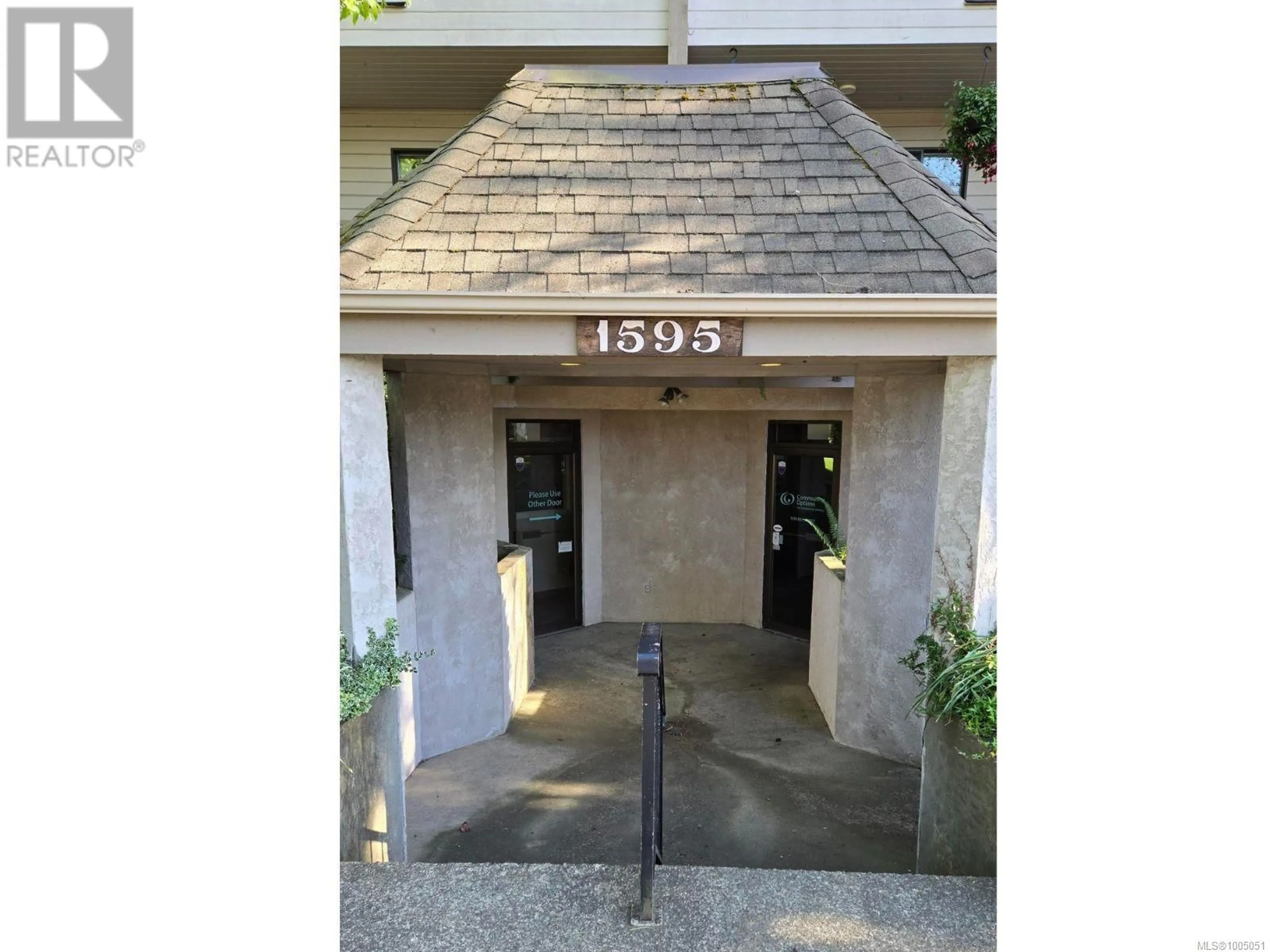 Indoor foyer for 1 - 1595 BAY STREET, Victoria British Columbia V8R2B5