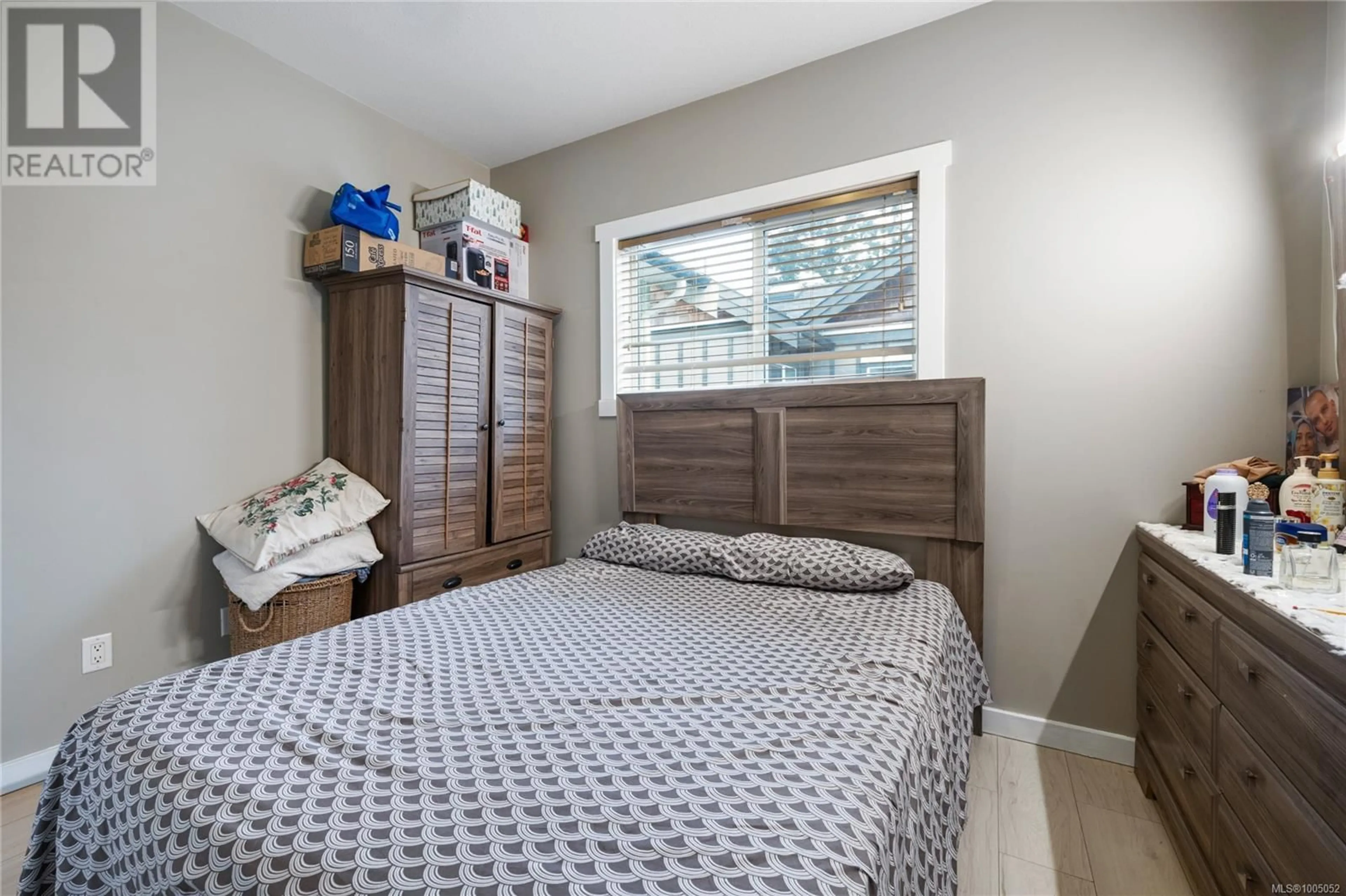 Bedroom with bed, wood/laminate floor for 102 - 582 ROSEHILL STREET, Nanaimo British Columbia V9S1H6