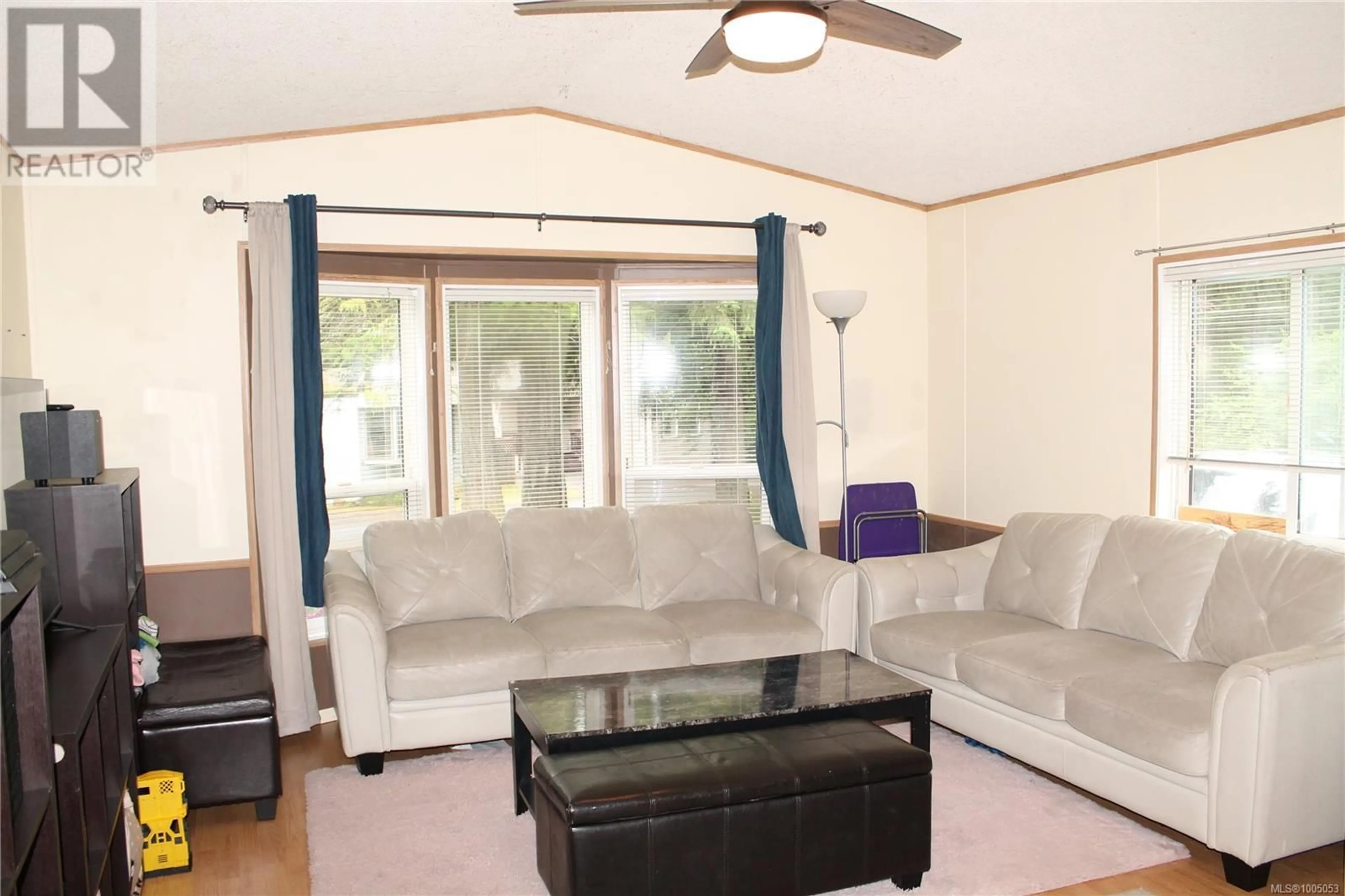 Living room with furniture, wood/laminate floor for 14 - 1310 SPRUSTON ROAD, Nanaimo British Columbia V9X1R2