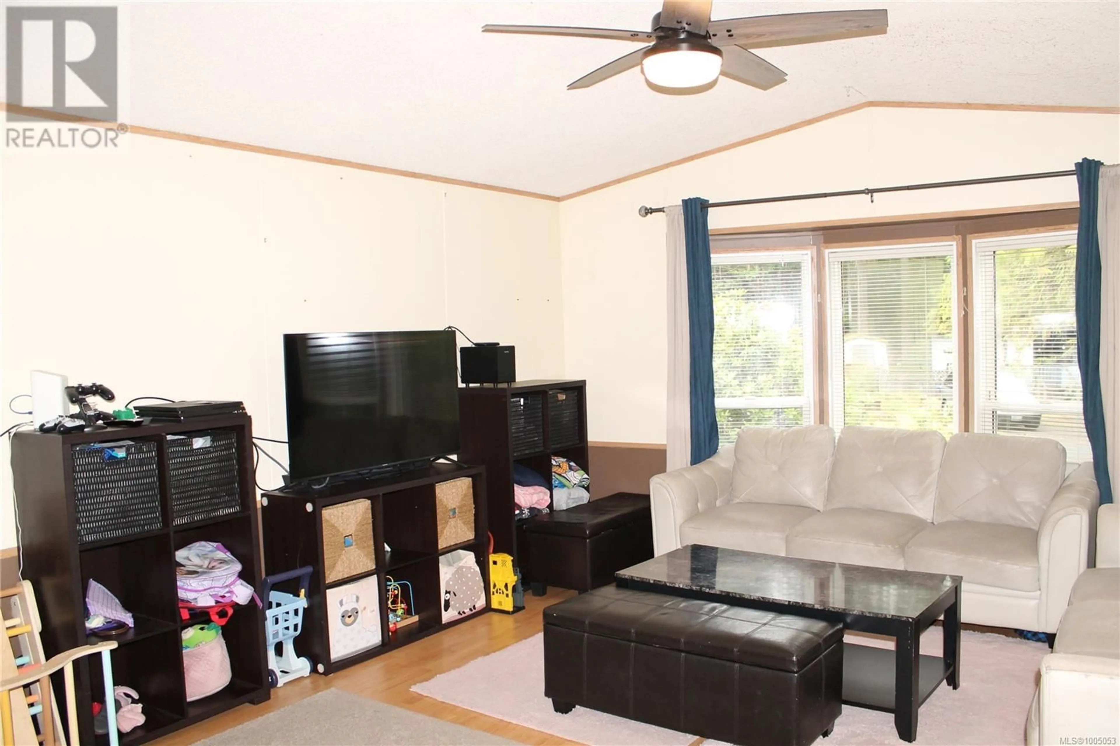 Living room with furniture, wood/laminate floor for 14 - 1310 SPRUSTON ROAD, Nanaimo British Columbia V9X1R2